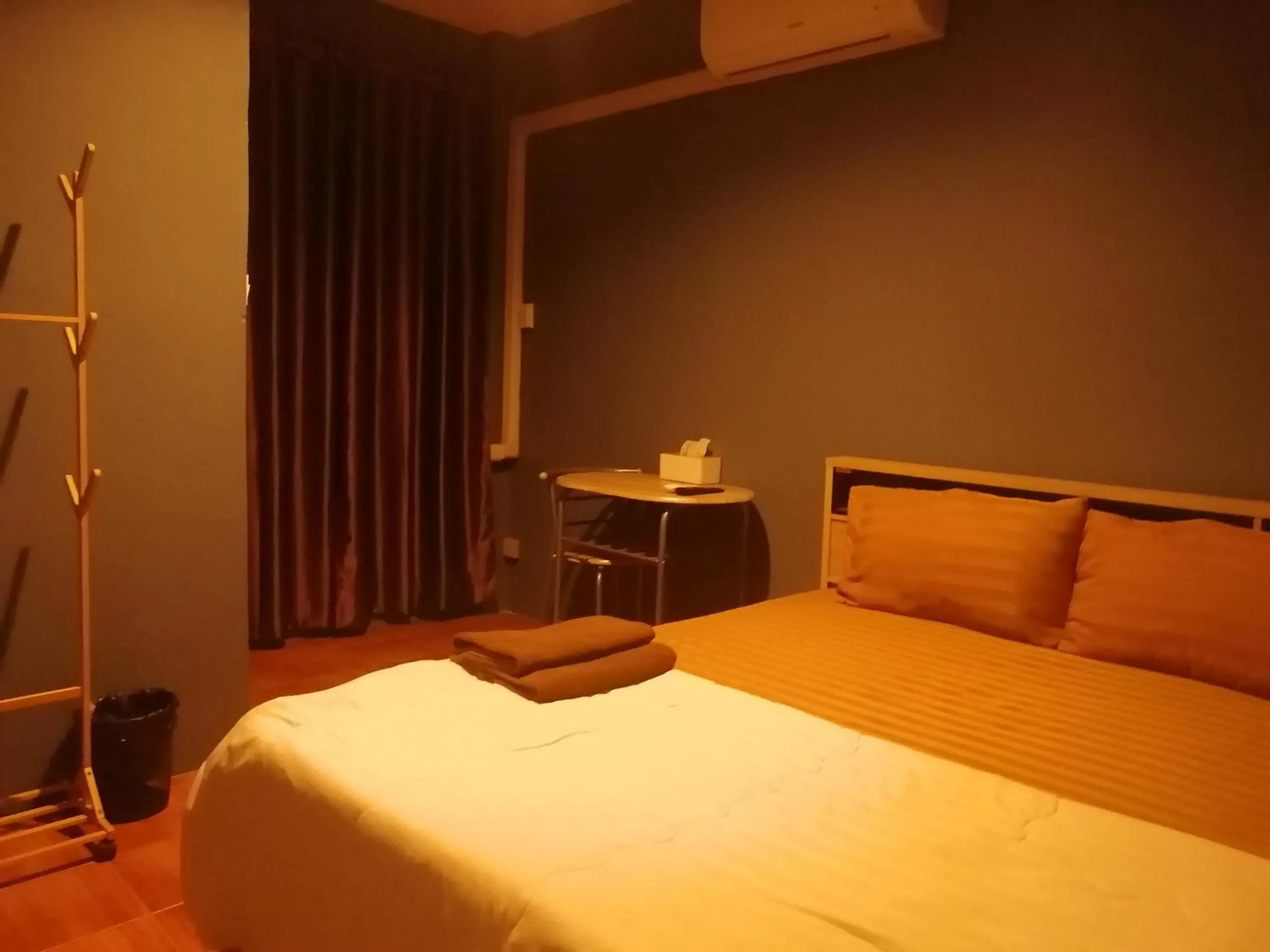 Photo of the whole room, Bed in airport house