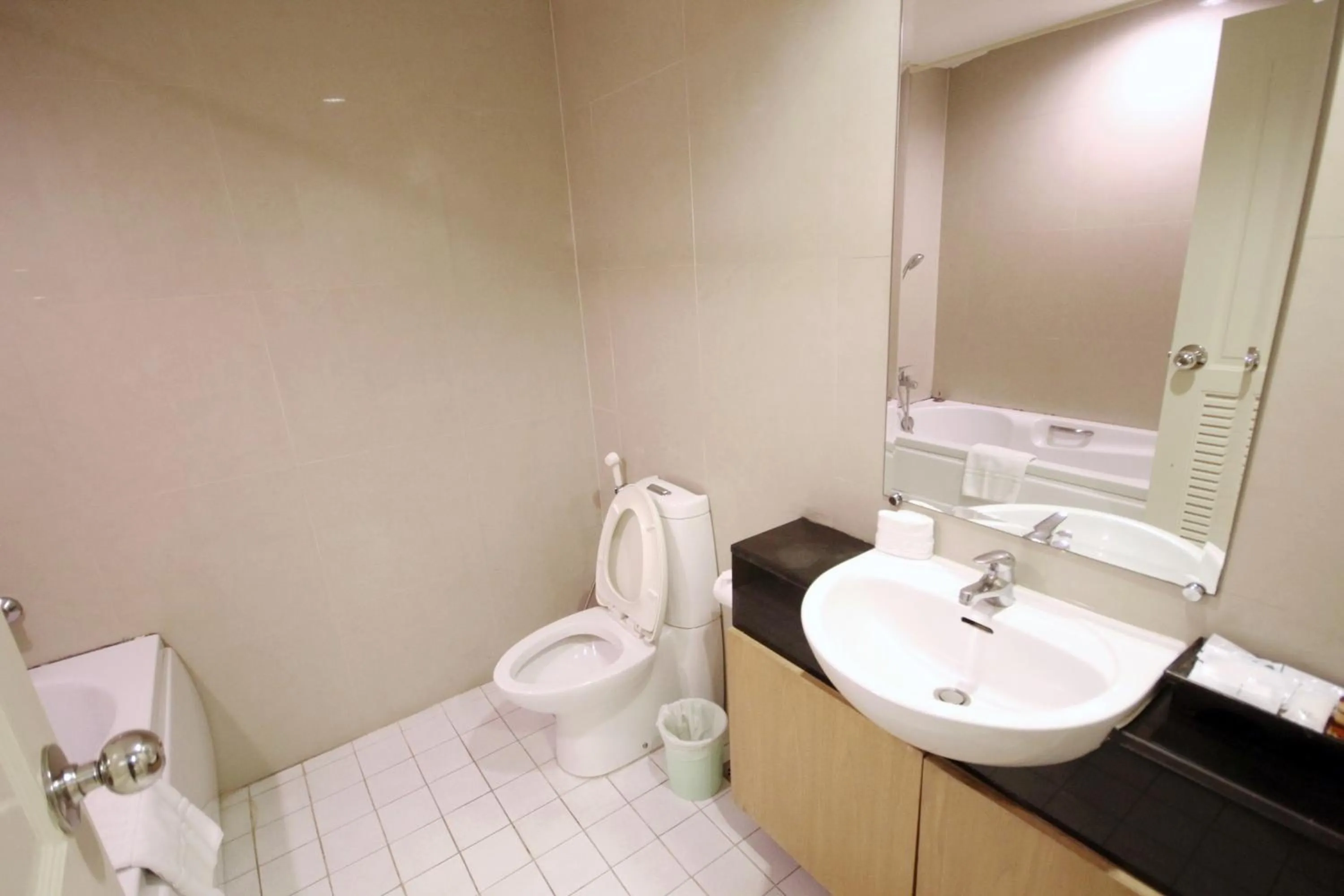 Shower in Hope Land Hotel Sukhumvit 24