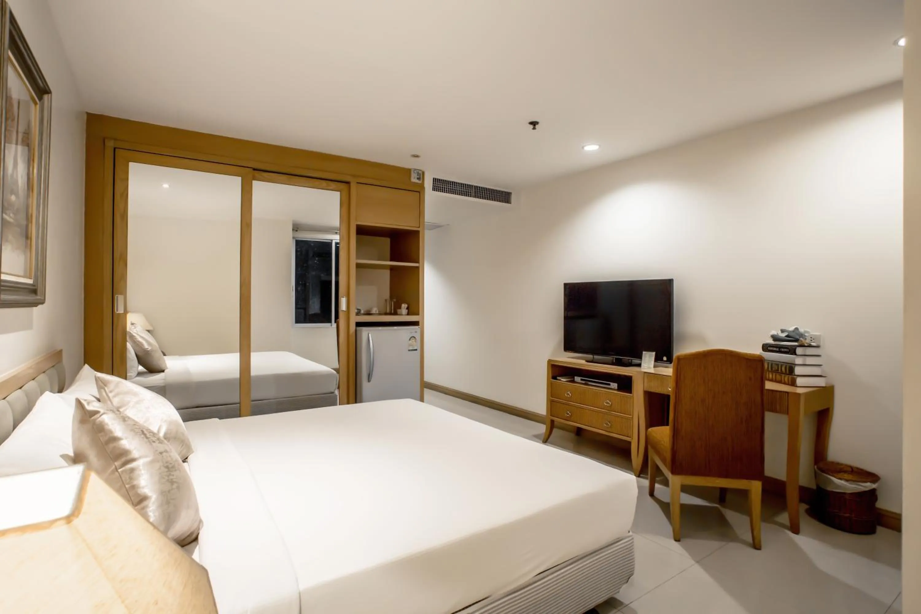 Photo of the whole room, Bed in Hope Land Hotel Sukhumvit 24