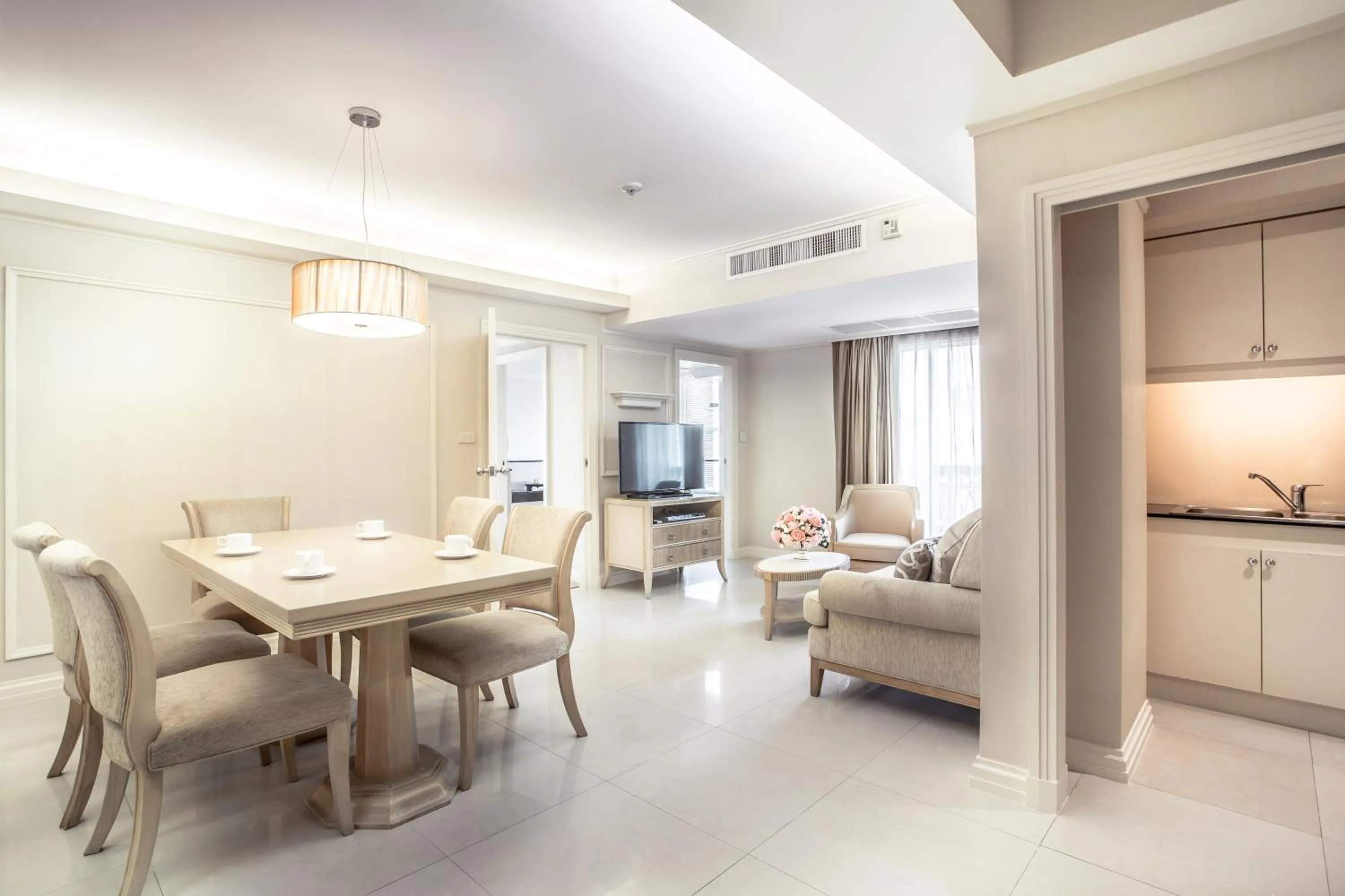 TV and multimedia in Hope Land Hotel Sukhumvit 24