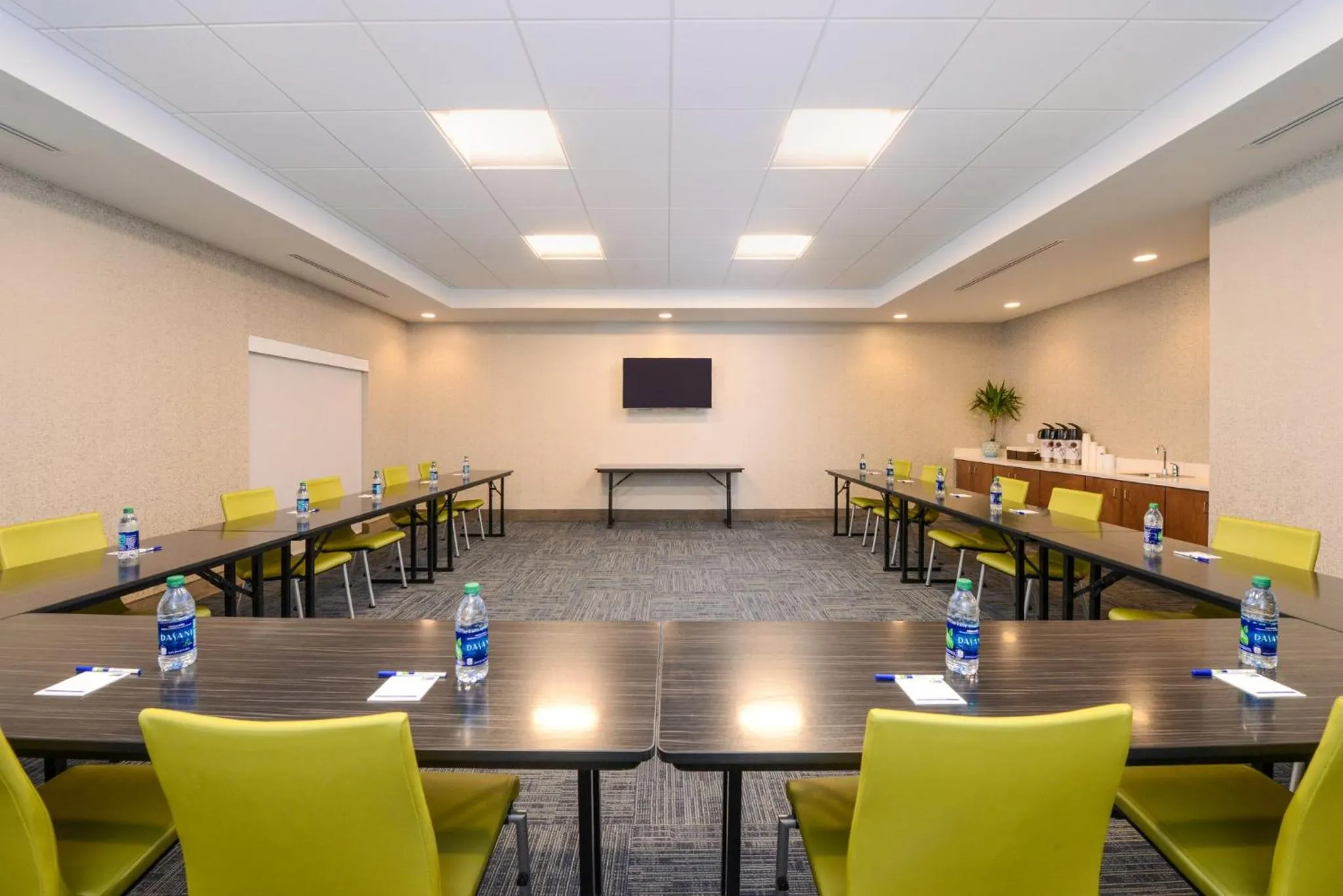 Meeting/conference room in Holiday Inn Express & Suites - Ruskin by IHG
