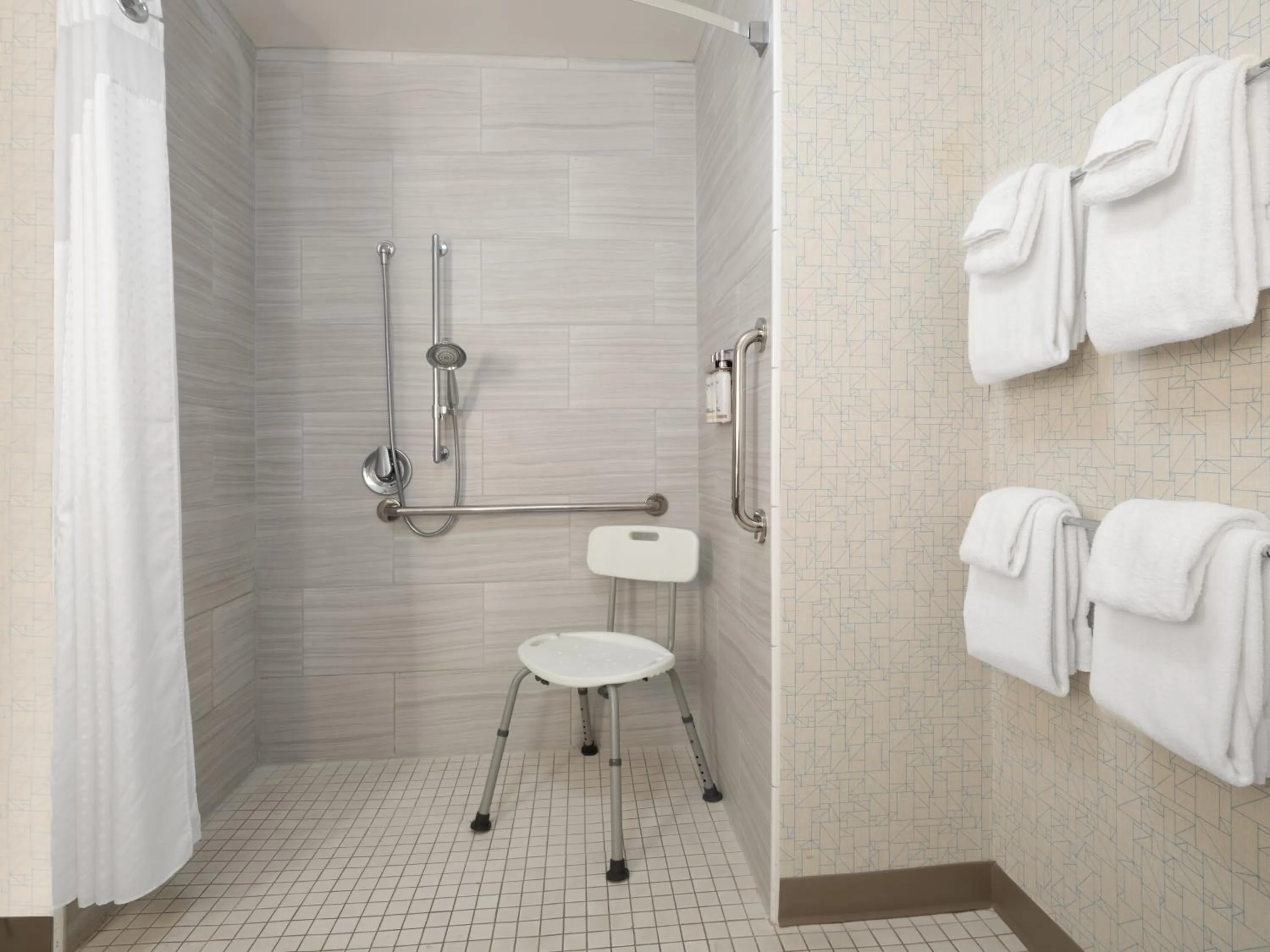 Photo of the whole room in Holiday Inn Express & Suites - Ruskin by IHG