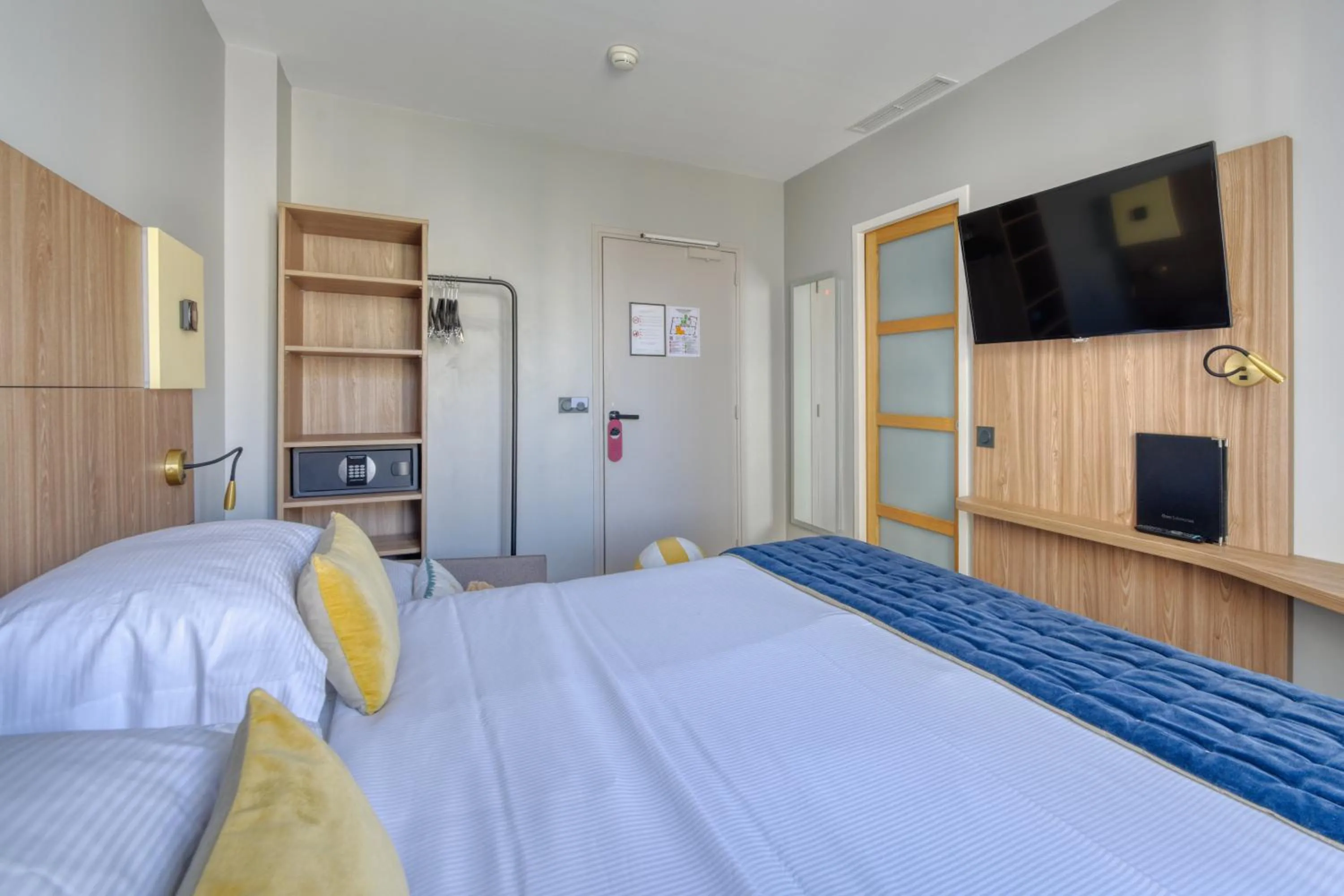 Photo of the whole room, Bed in Hôtel de Bellevue Paris Gare du Nord