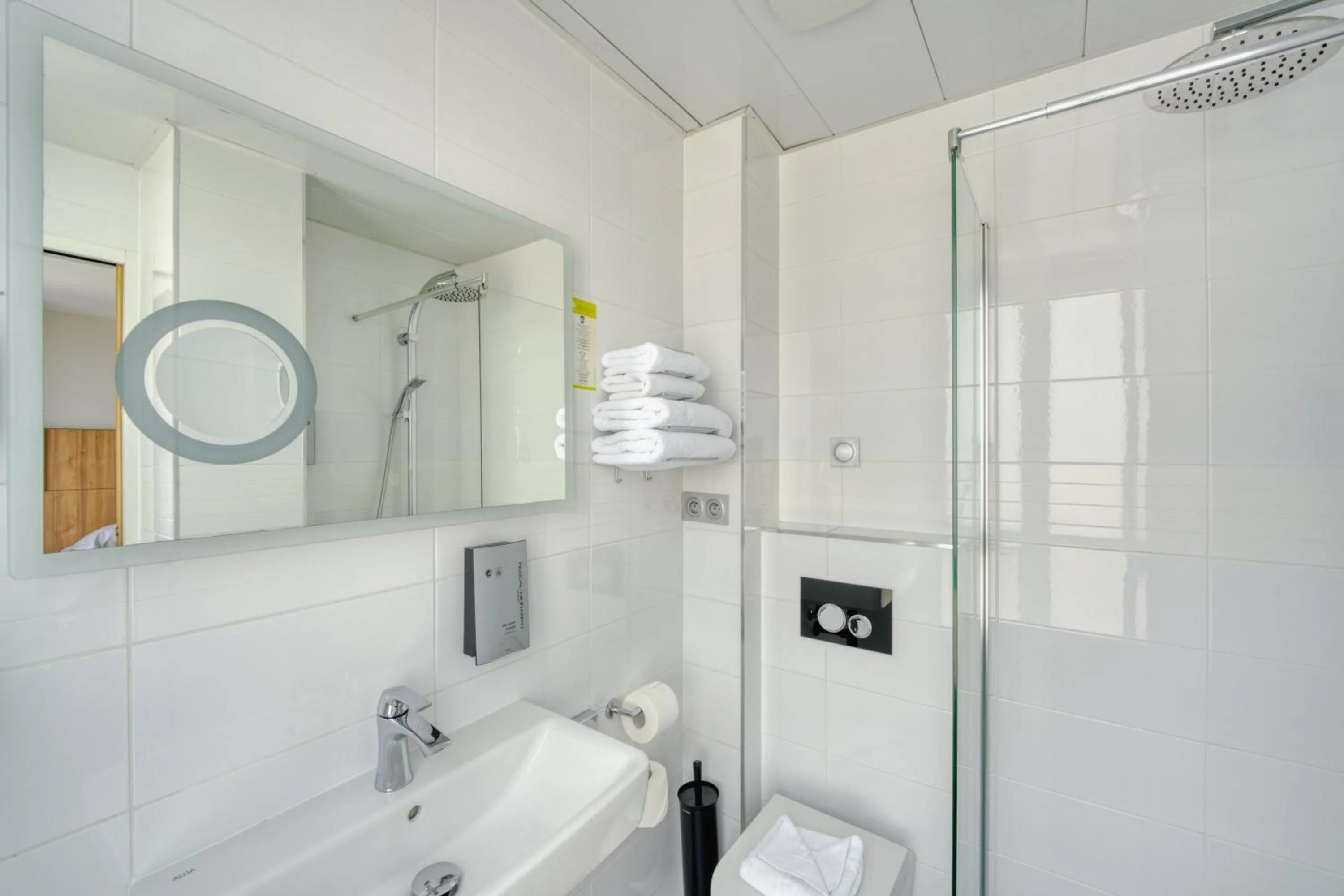 Bathroom in Hôtel de Bellevue Paris Gare du Nord