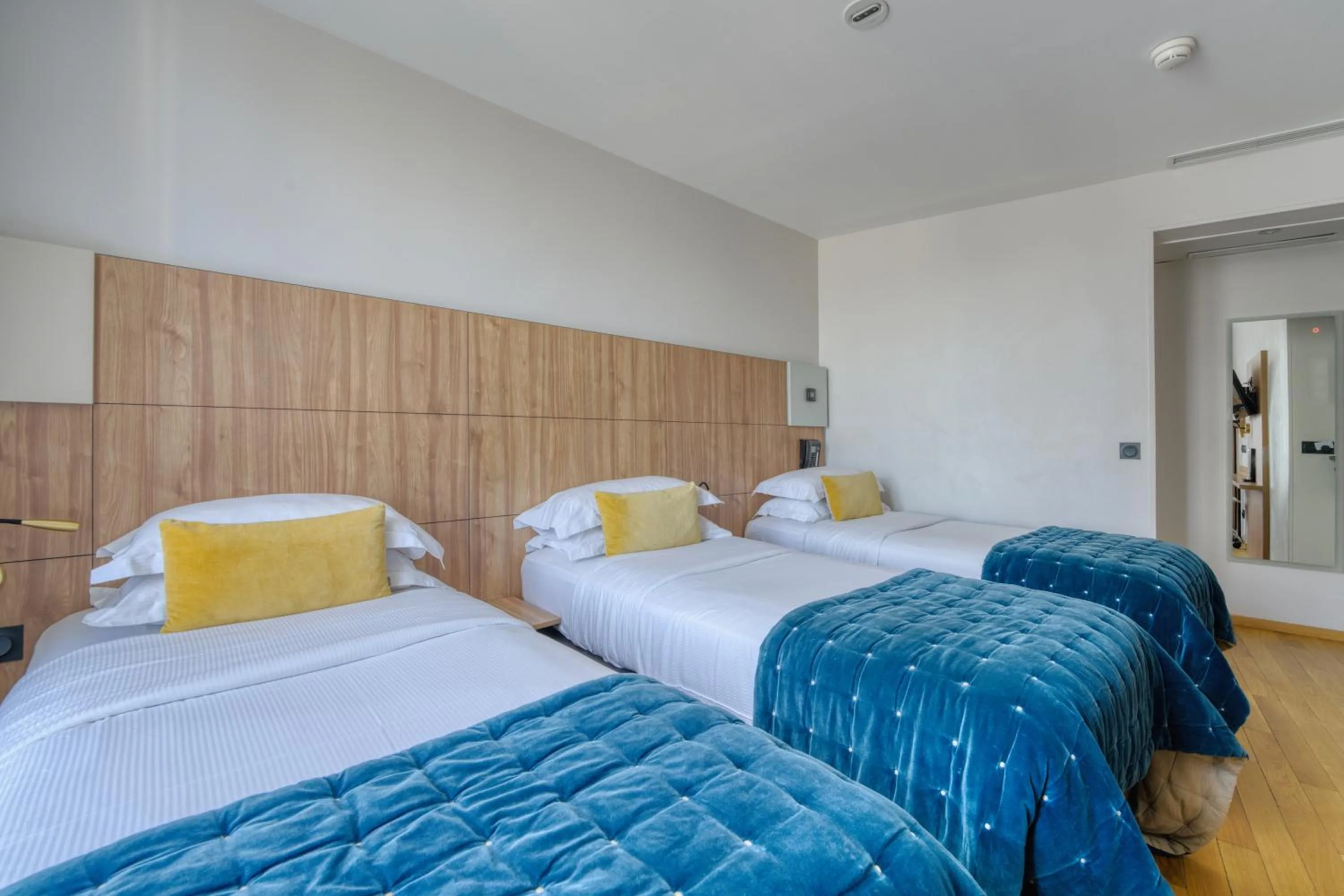 Photo of the whole room, Bed in Hôtel de Bellevue Paris Gare du Nord