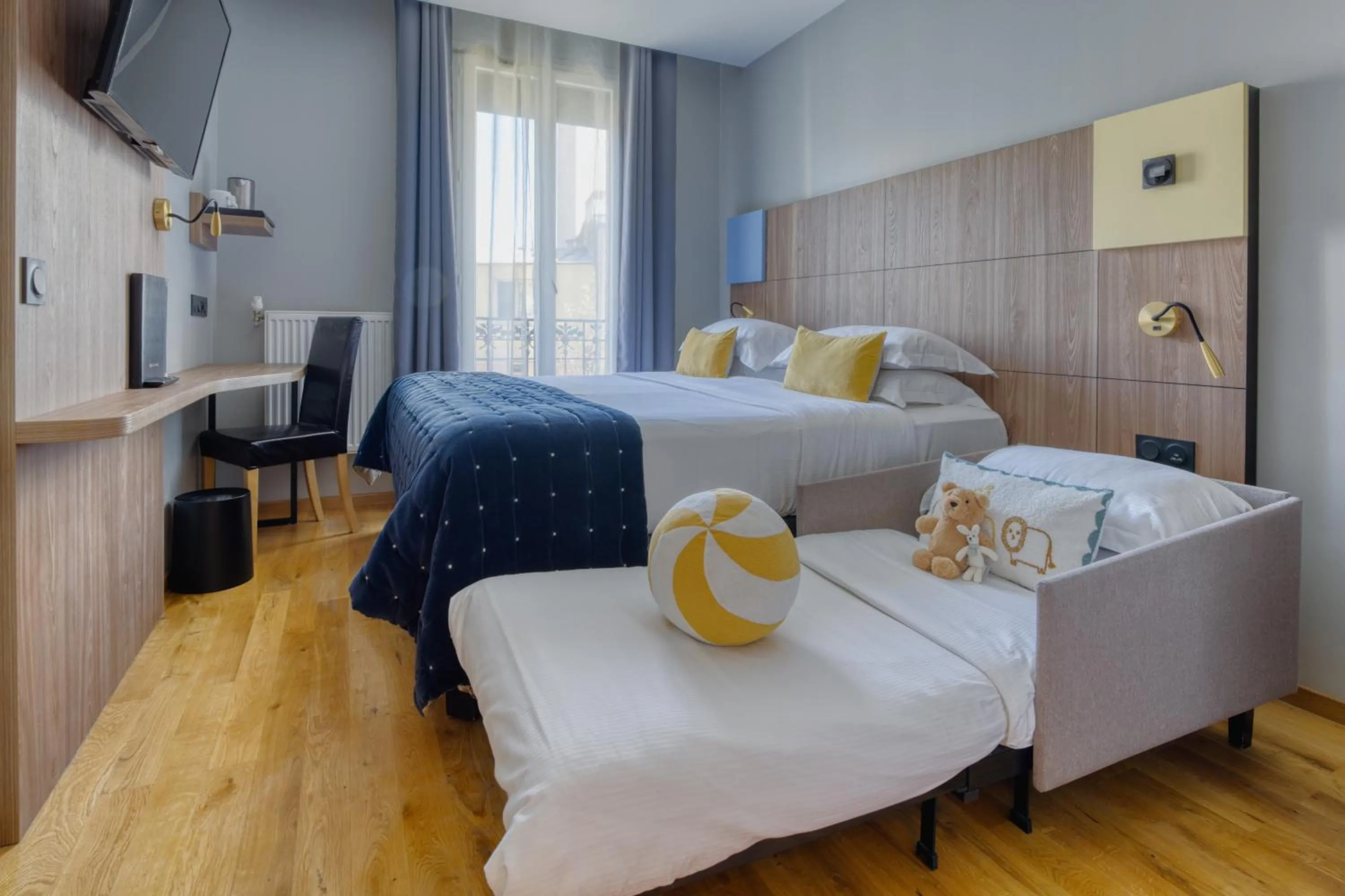 Photo of the whole room, Bed in Hôtel de Bellevue Paris Gare du Nord