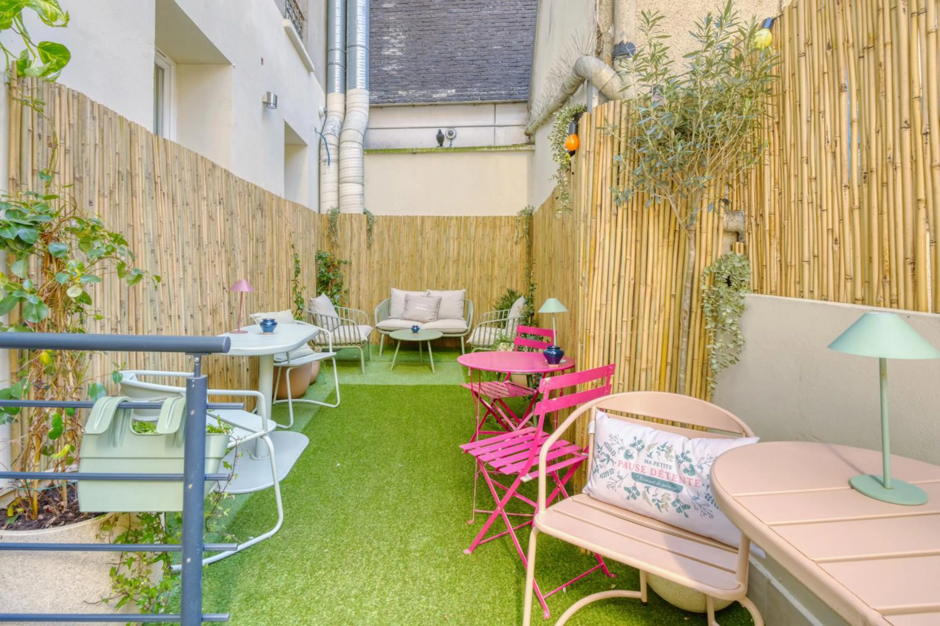Patio in Hôtel de Bellevue Paris Gare du Nord