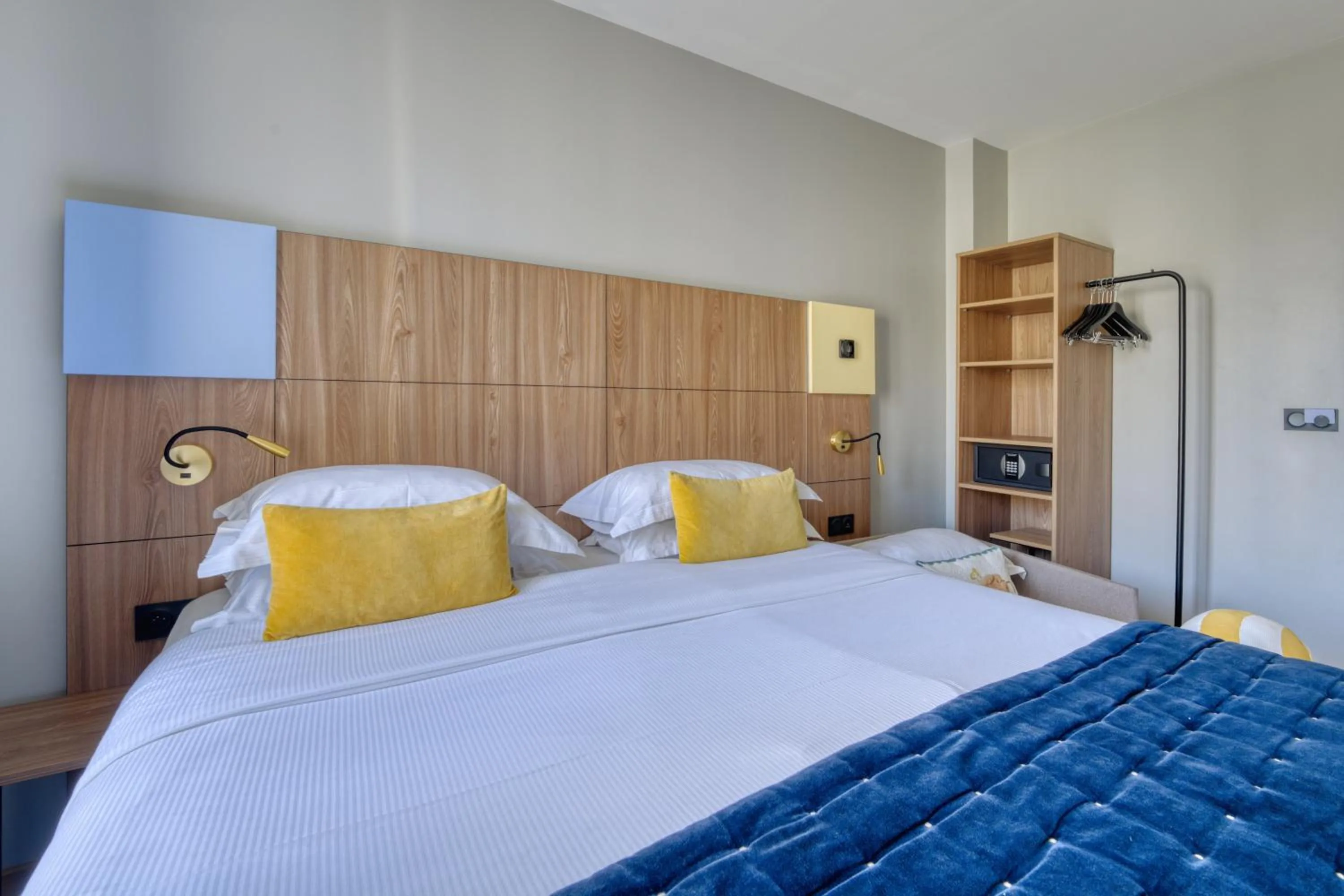 Photo of the whole room, Bed in Hôtel de Bellevue Paris Gare du Nord