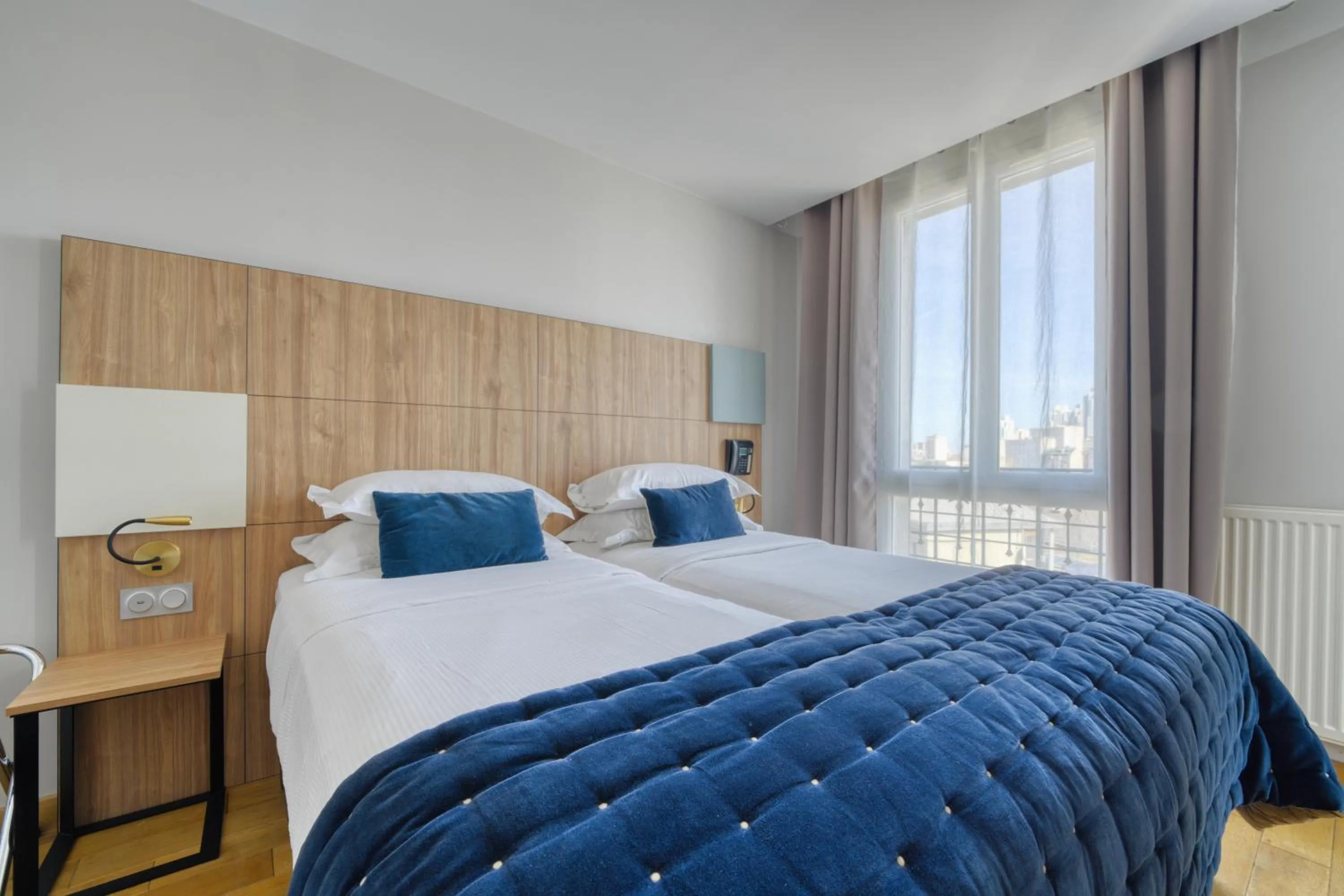 Bed in Hôtel de Bellevue Paris Gare du Nord