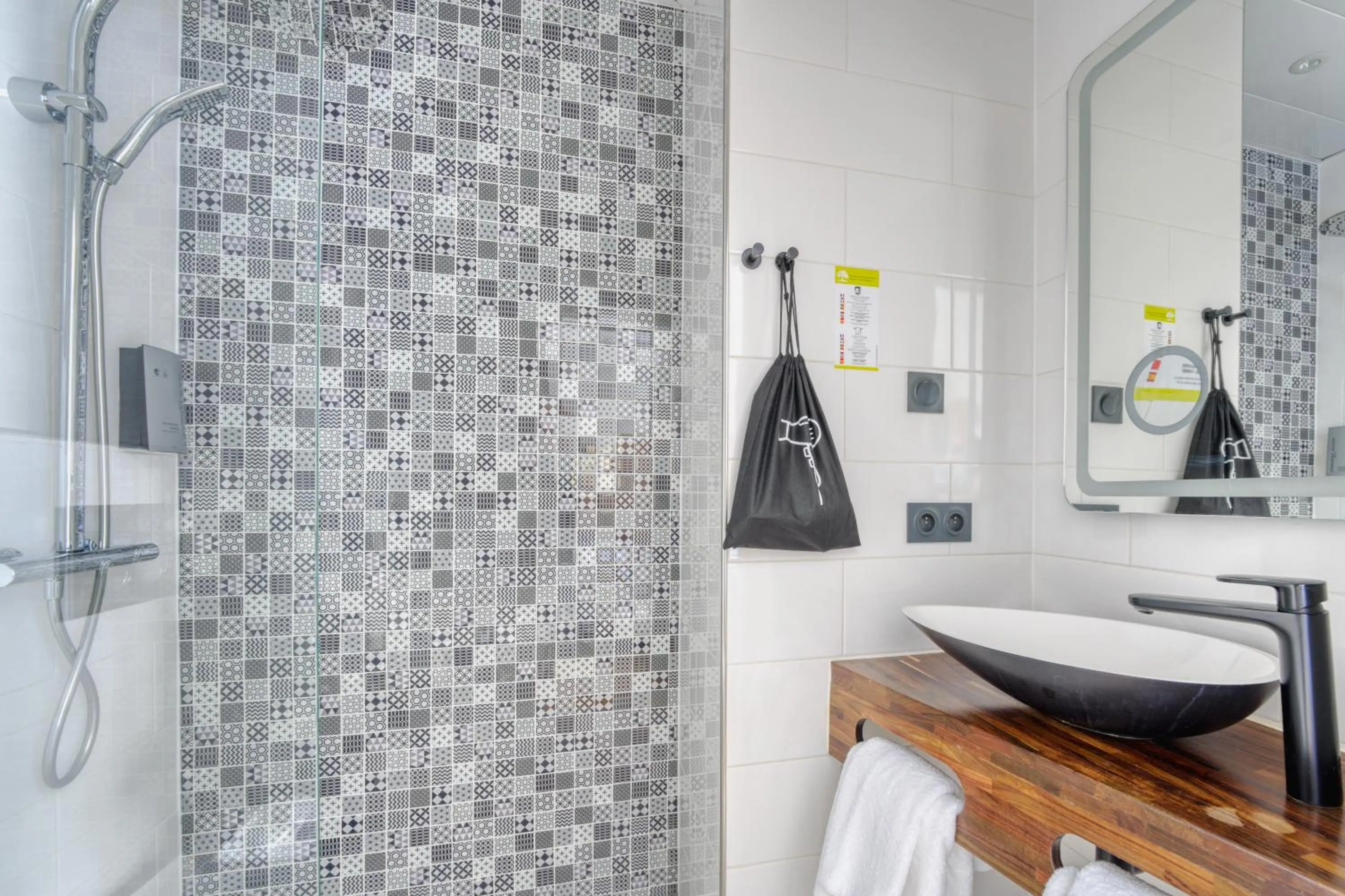 Bathroom in Hôtel de Bellevue Paris Gare du Nord