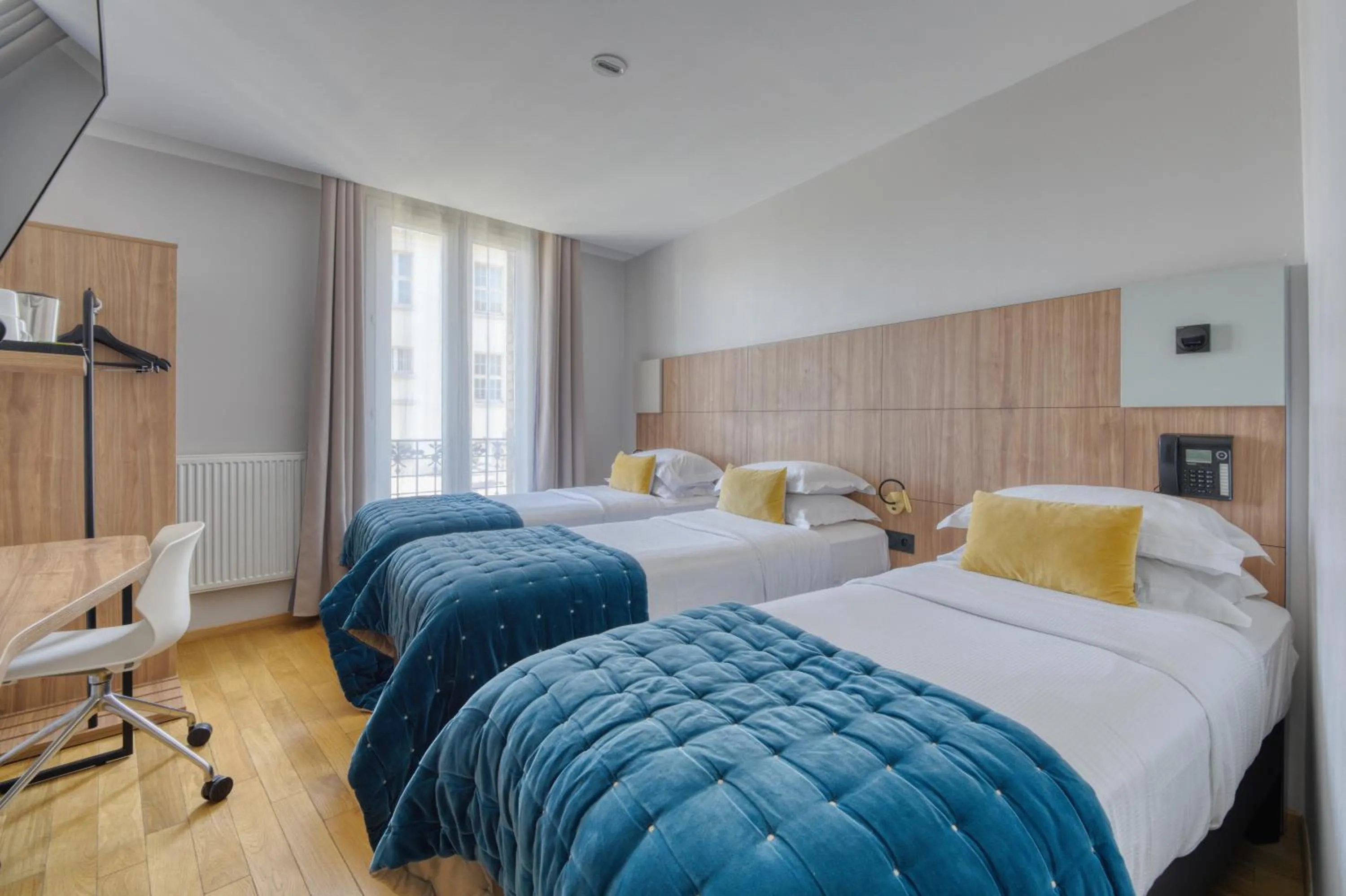 Bed in Hôtel de Bellevue Paris Gare du Nord