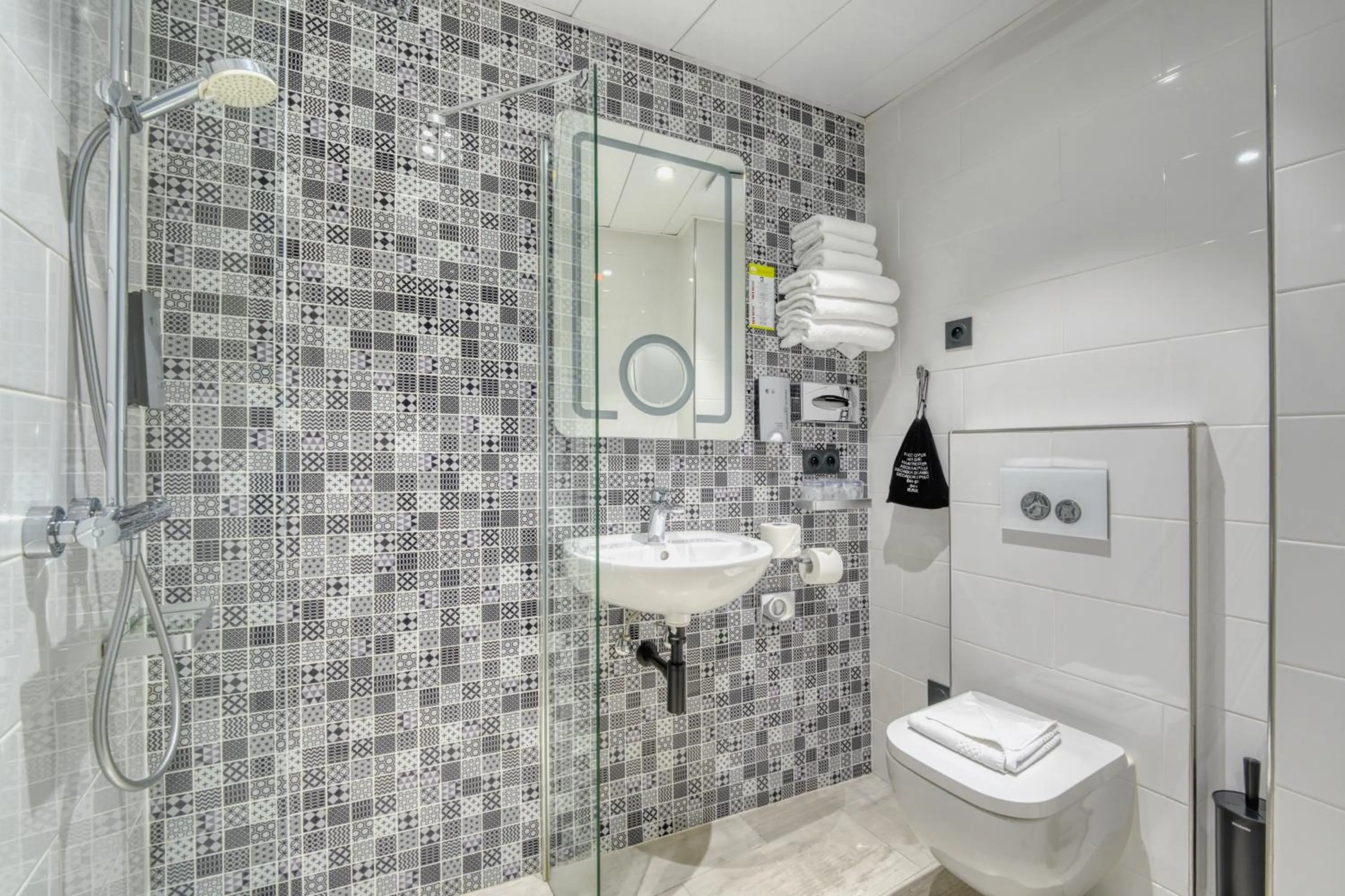 Bathroom in Hôtel de Bellevue Paris Gare du Nord