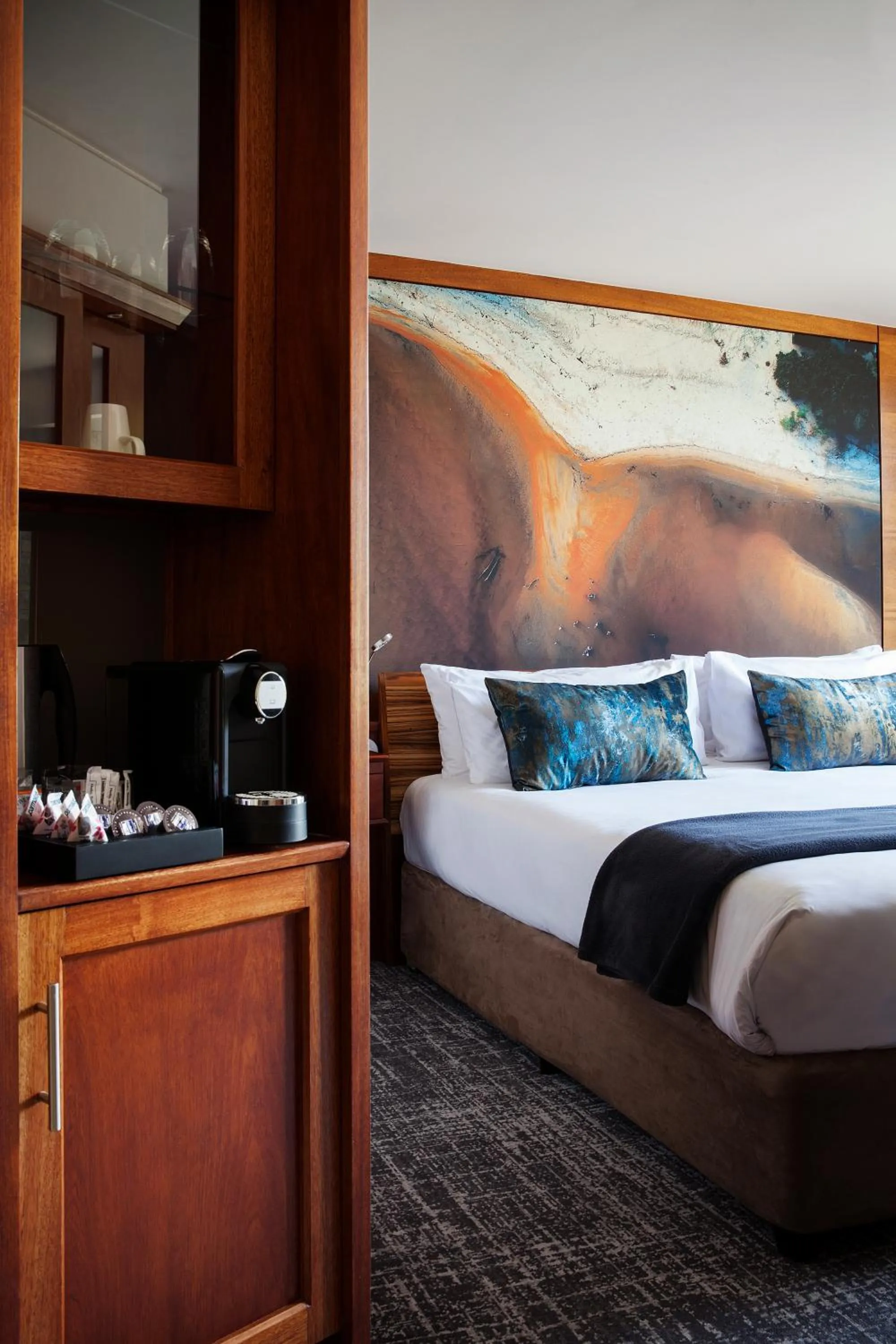 Coffee/tea facilities, Bed in Seven Villa Hotel & Spa