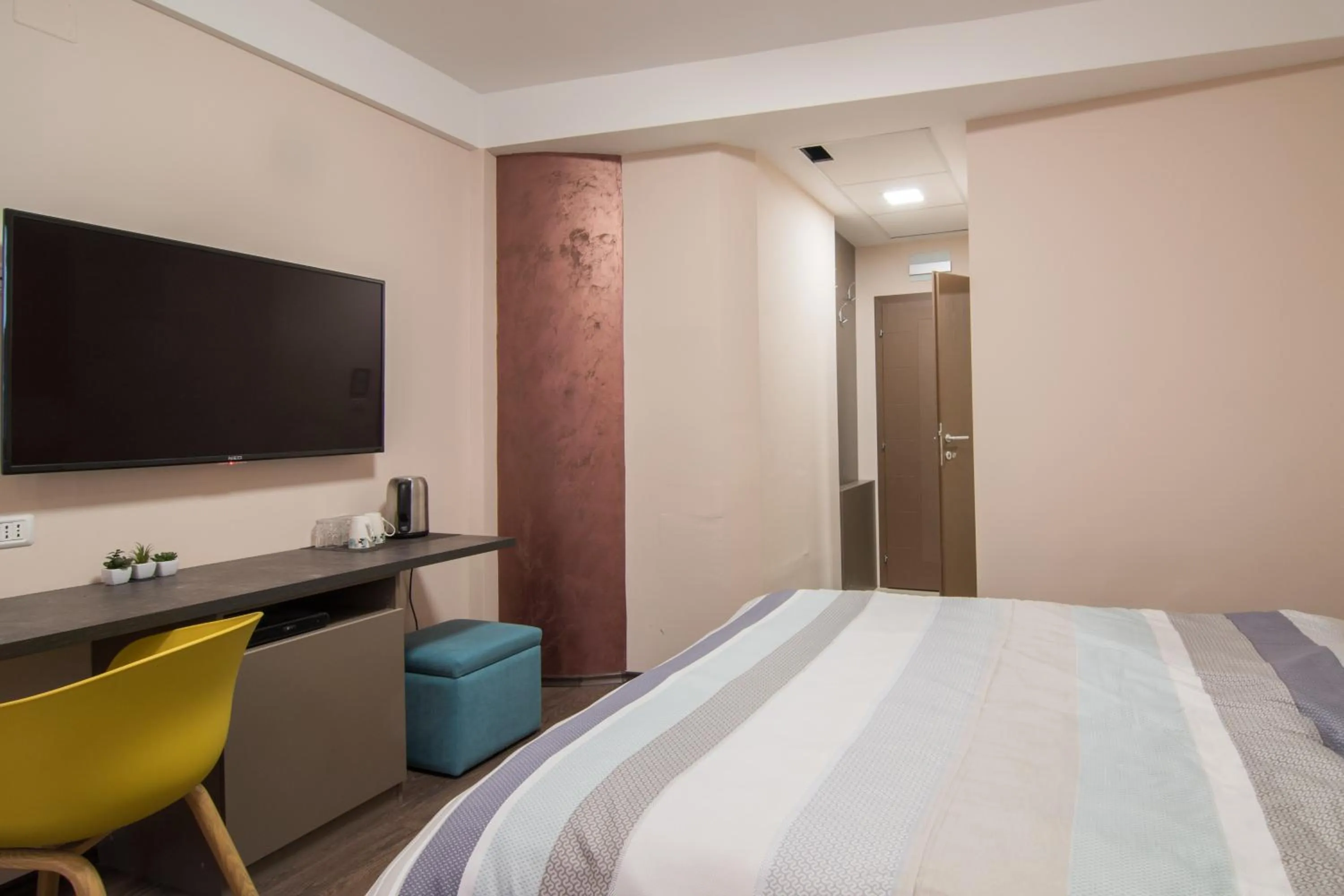 Communal lounge/ TV room, Bed in Vanilla Boutique Hotel