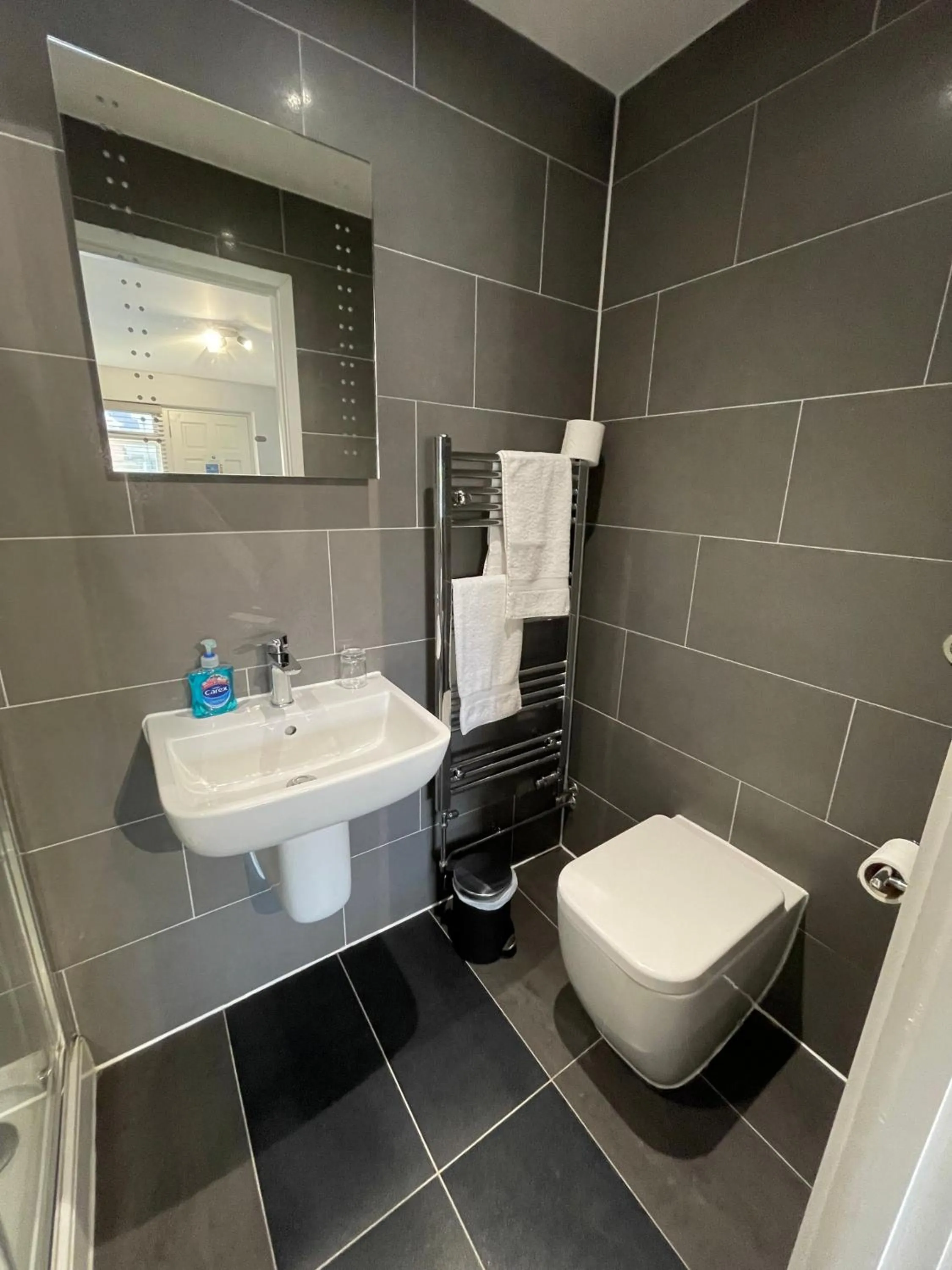 Shower in Arlan House, Central Basingstoke Hotel