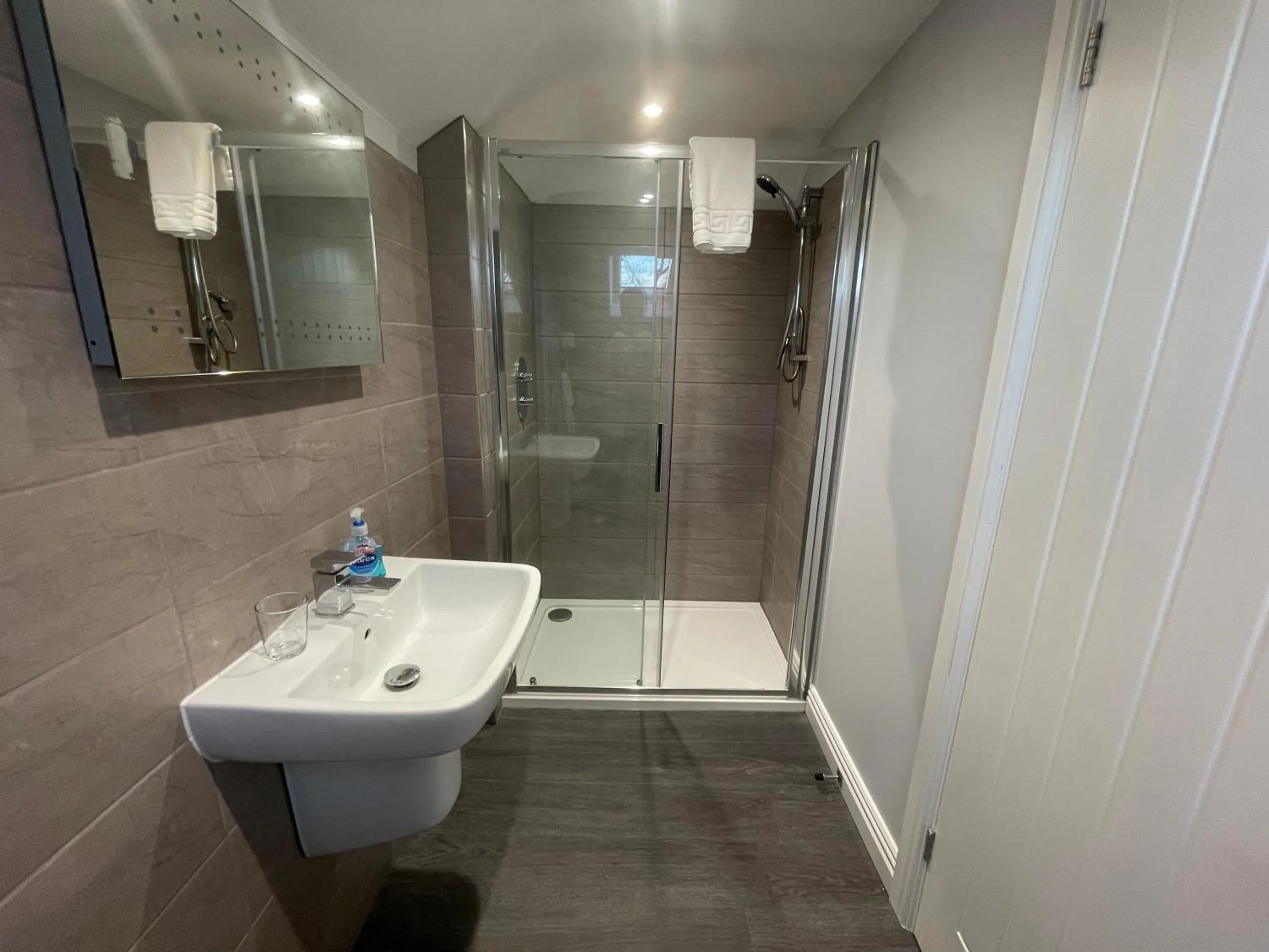 Shower in Arlan House, Central Basingstoke Hotel