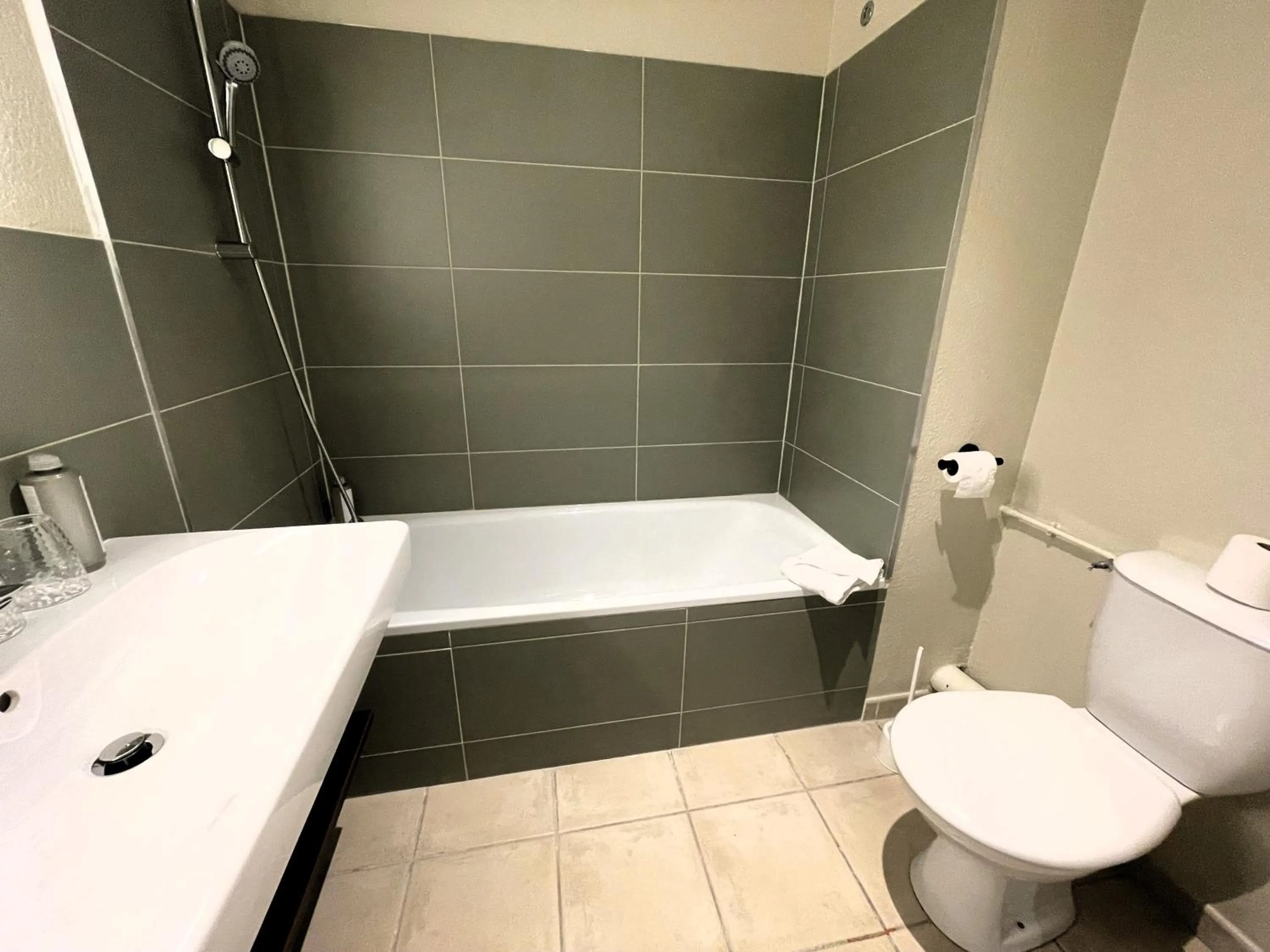 Toilet in Hôtel Golf Fontcaude