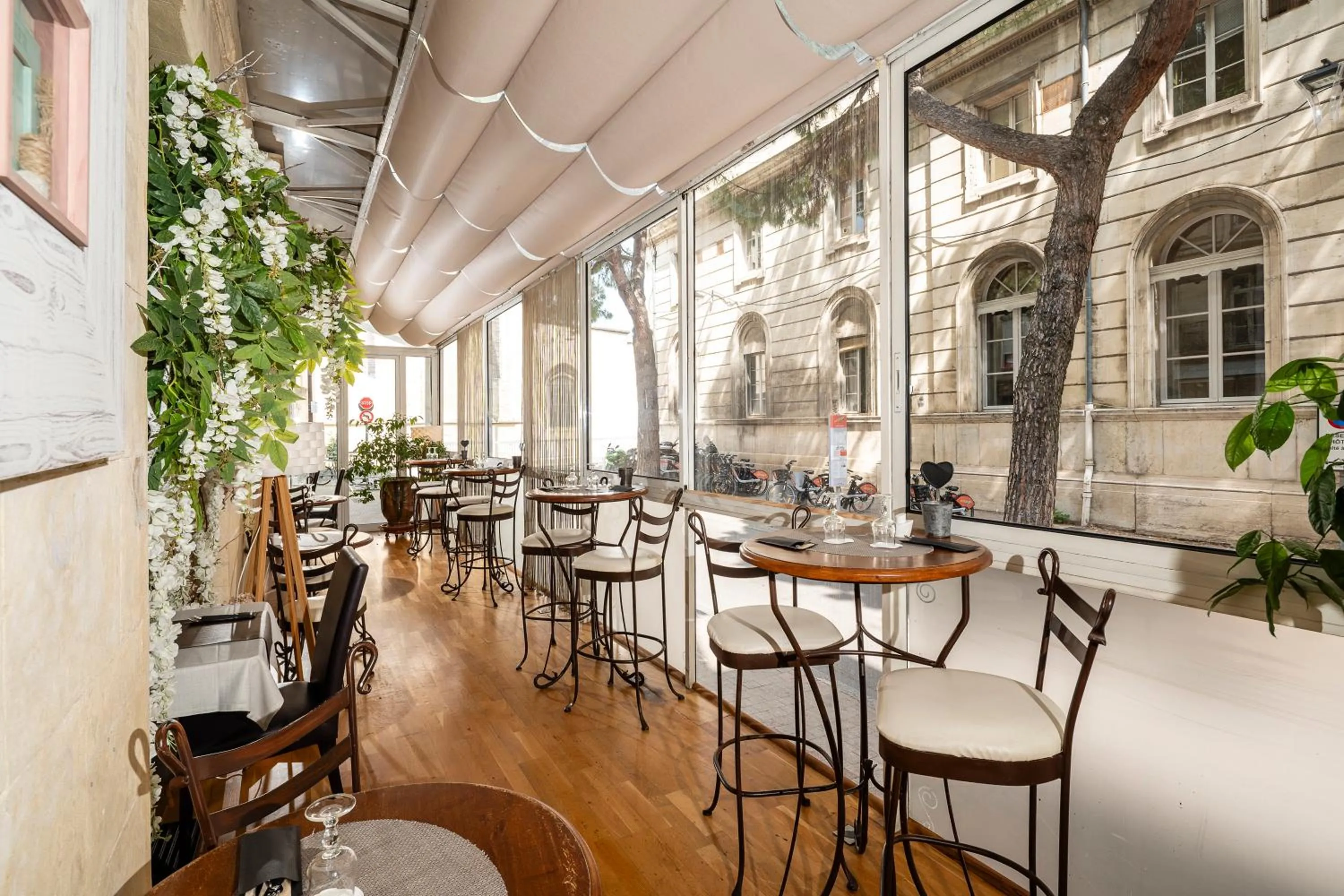 Buffet breakfast in Hôtel de l'Horloge