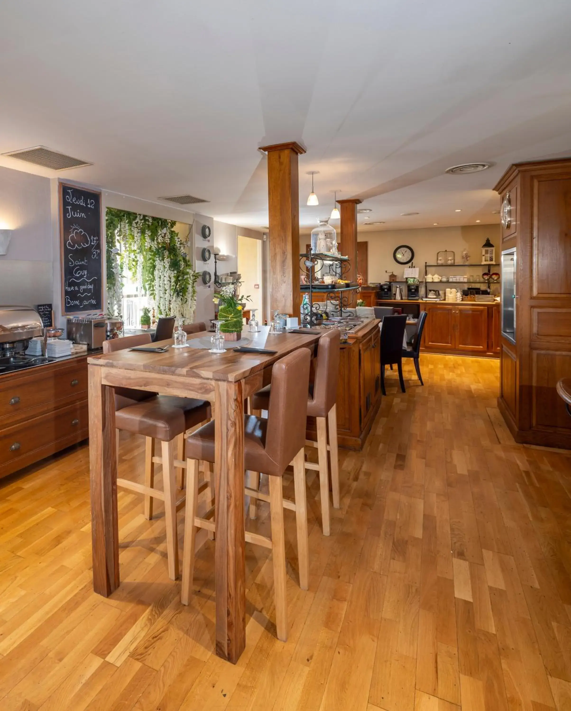 Buffet breakfast in Hôtel de l'Horloge Buffet breakfast in Hôtel de l'Horloge