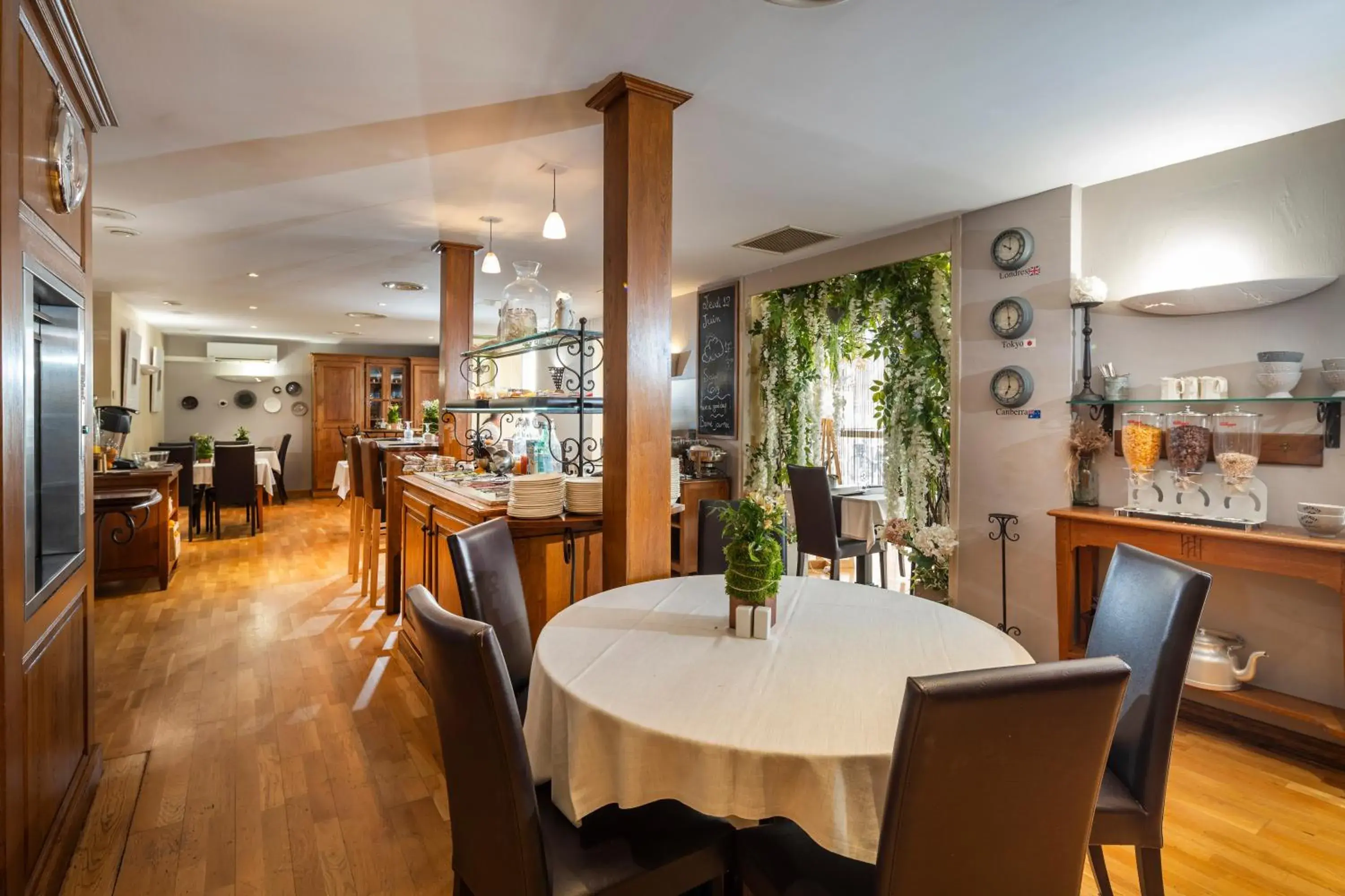 Buffet breakfast in Hôtel de l'Horloge Buffet breakfast in Hôtel de l'Horloge