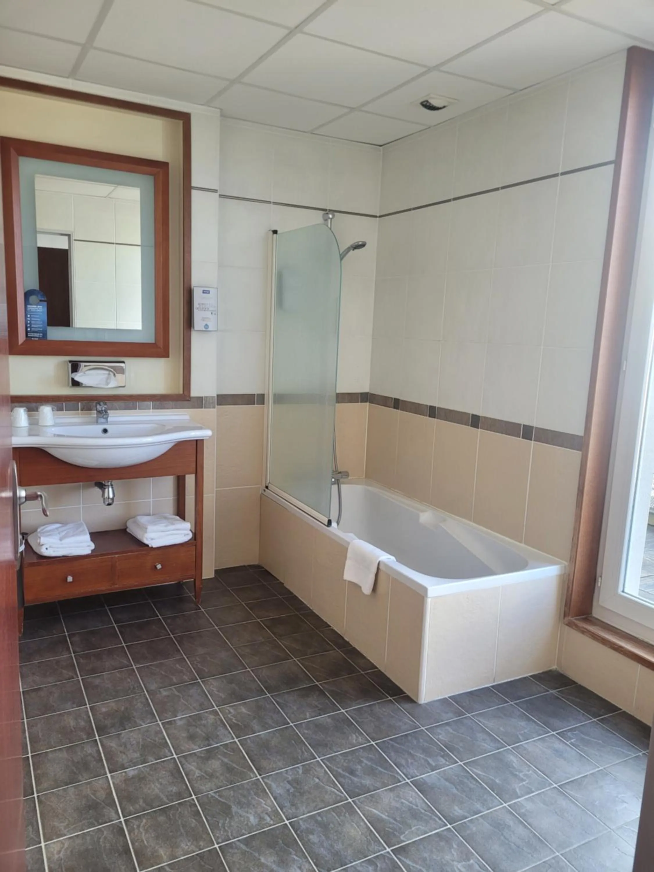 Bathroom in Kyriad Limoges Centre Gare - Atrium