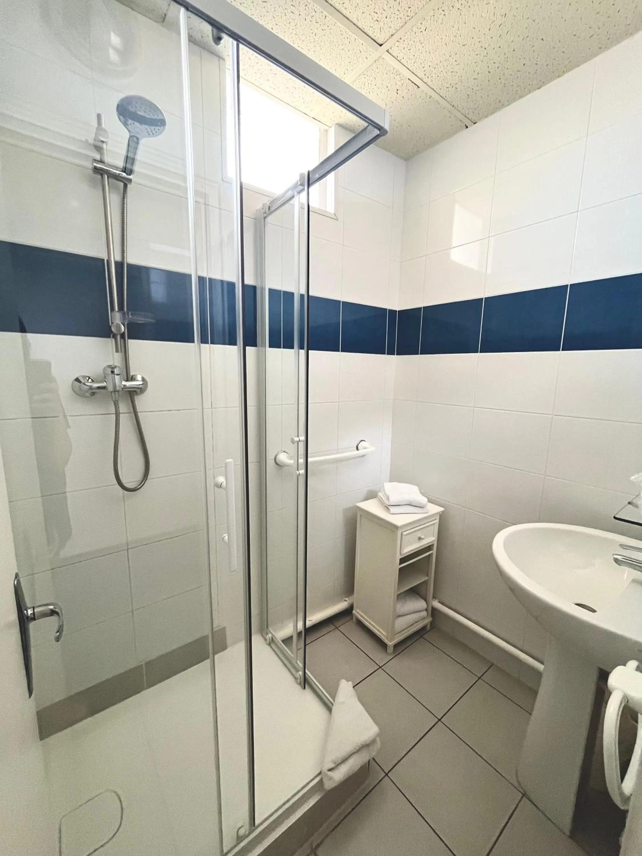 Shower in Le National Sète Centre Gare,Ascenseur