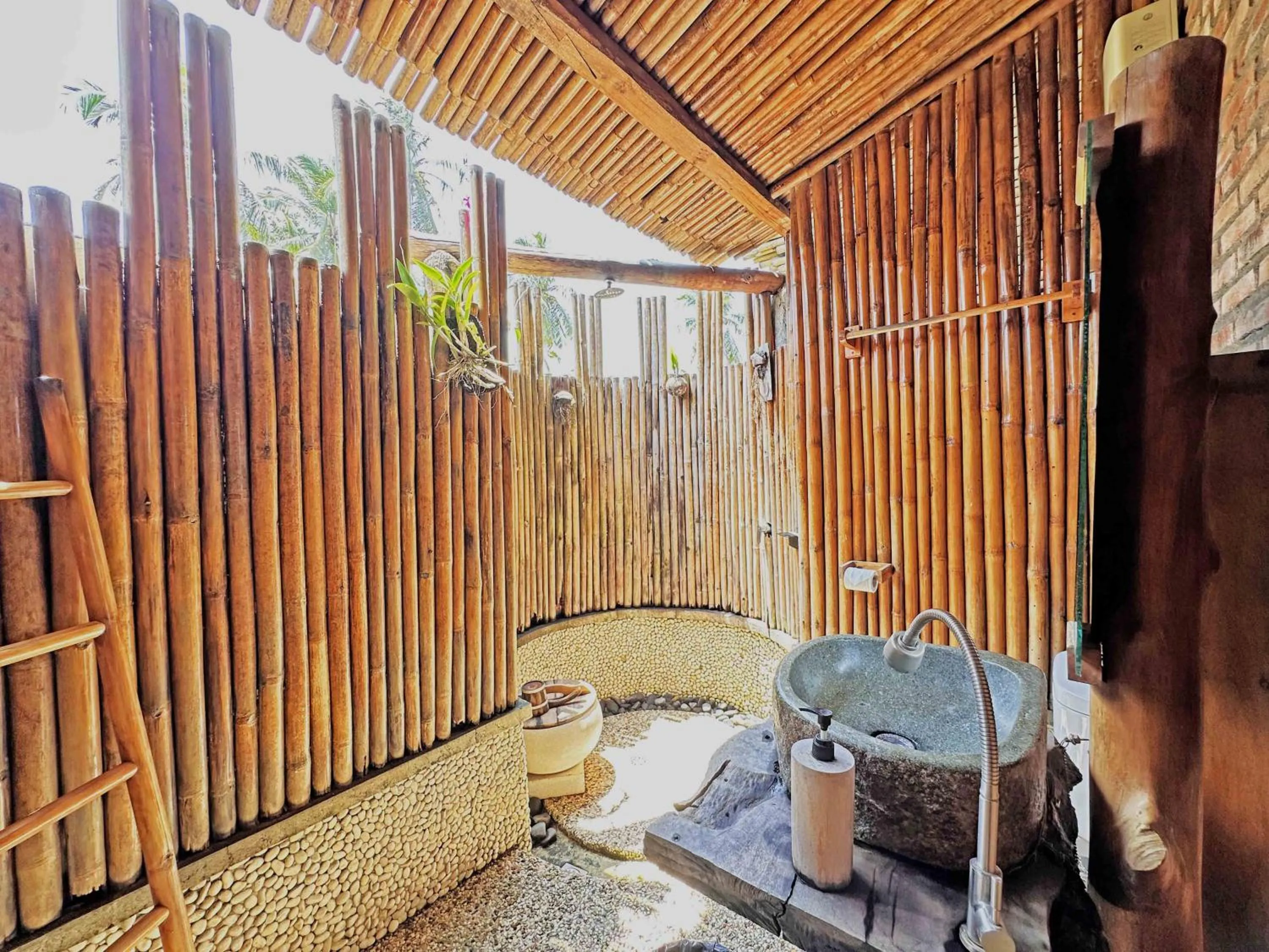 Shower in Lagoona Beach Bungalows - Eco Bungalows Batukaras