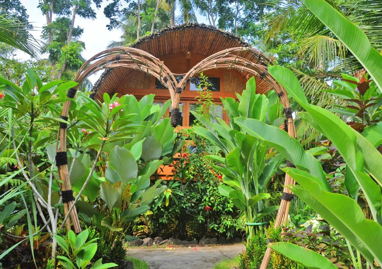 Garden in Lagoona Beach Bungalows - Eco Bungalows Batukaras