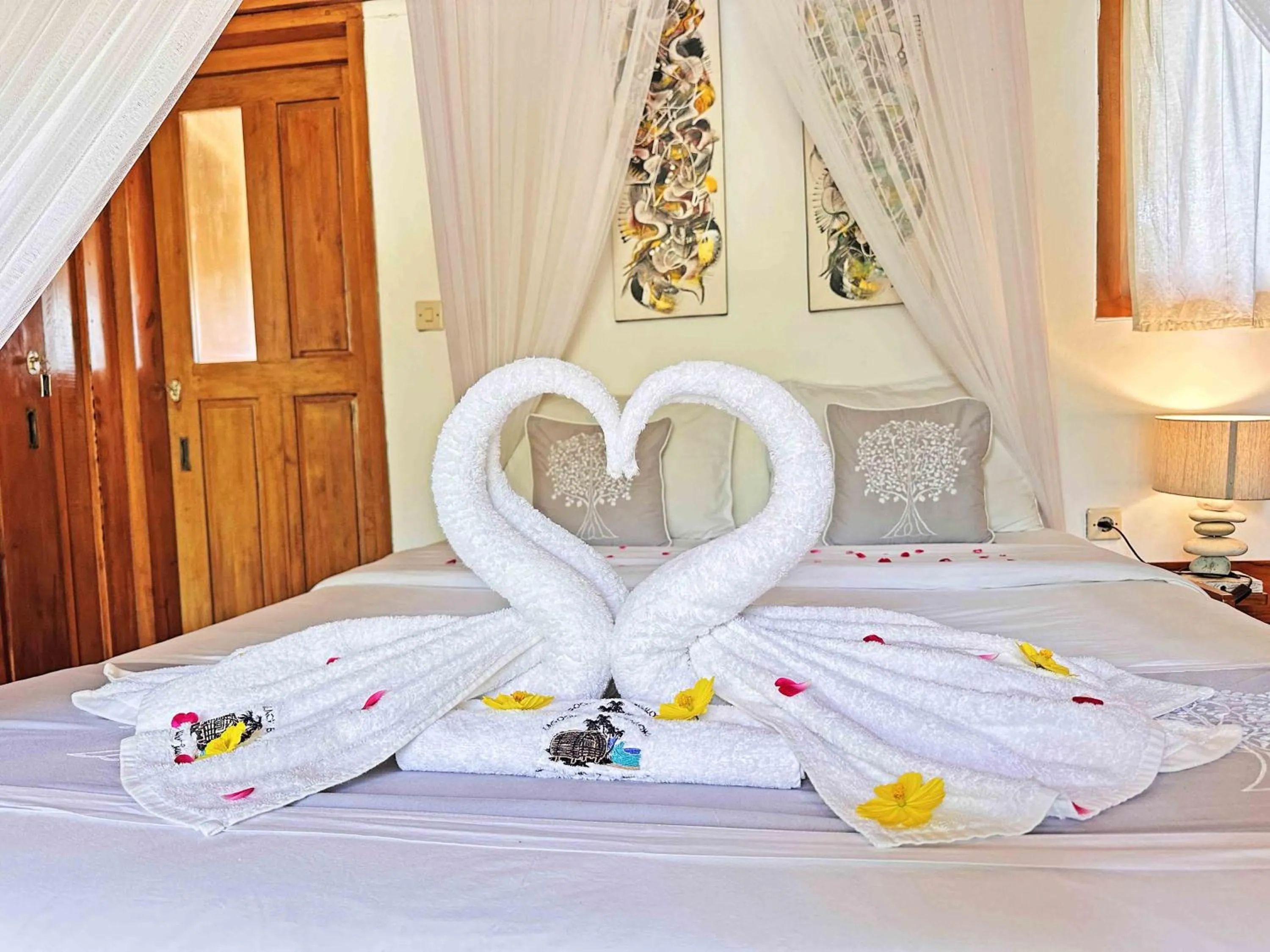 Bed in Lagoona Beach Bungalows - Eco Bungalows Batukaras