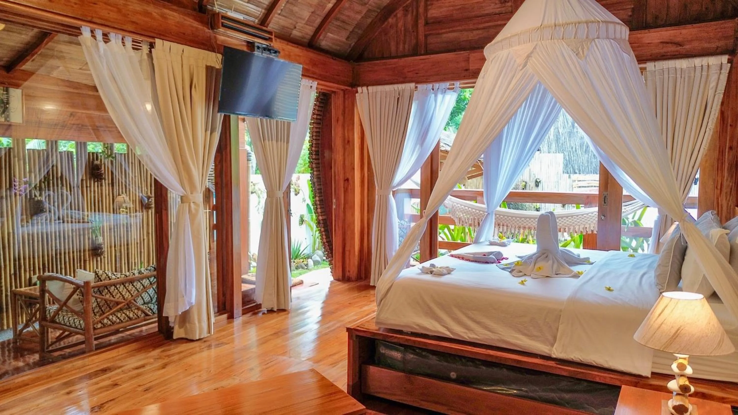 TV and multimedia, Bed in Lagoona Beach Bungalows - Eco Bungalows Batukaras