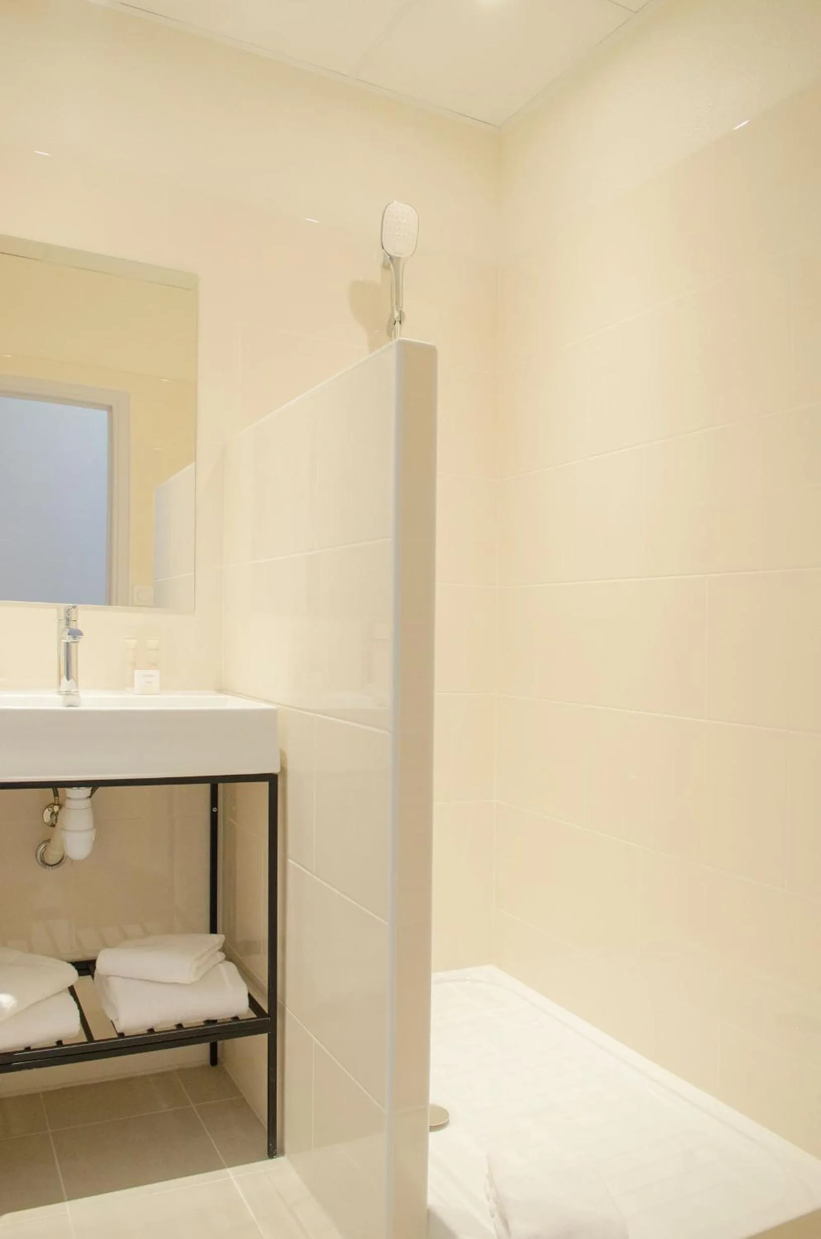 Shower in Hôtel IMPERATOR Béziers
