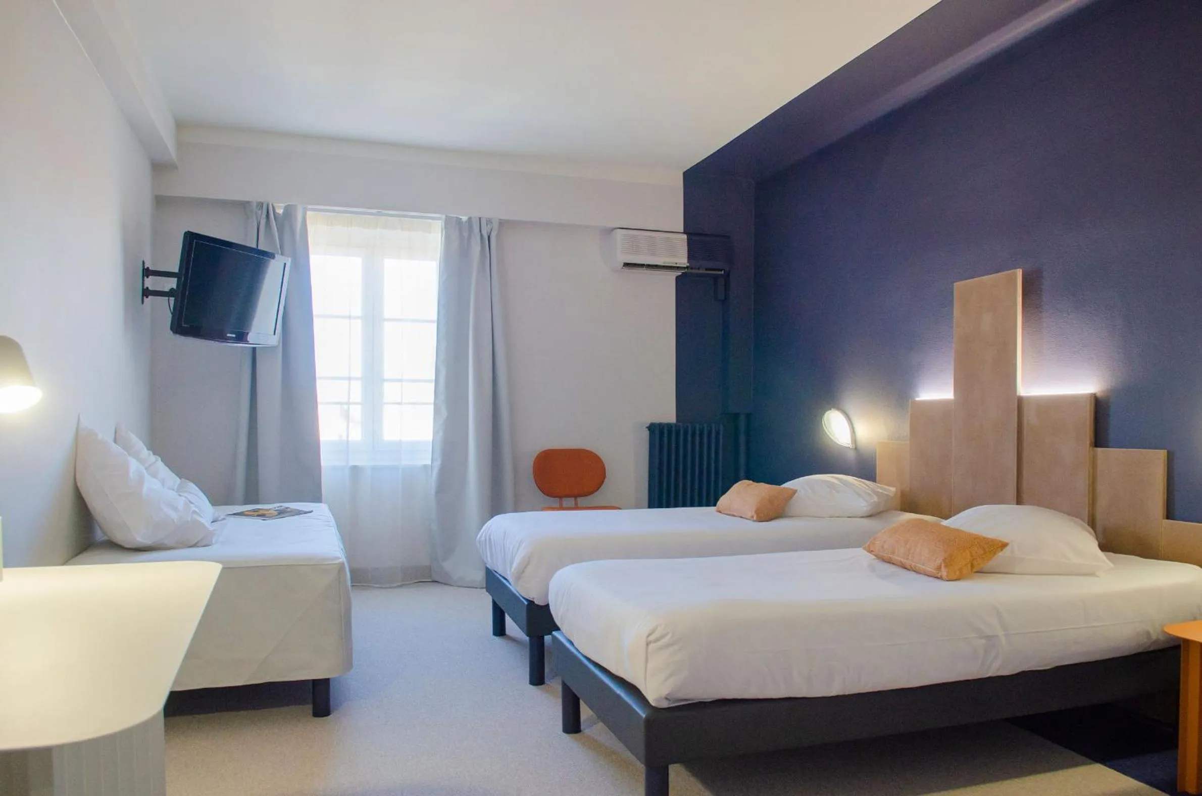 Seating area, Bed in Hôtel IMPERATOR Béziers