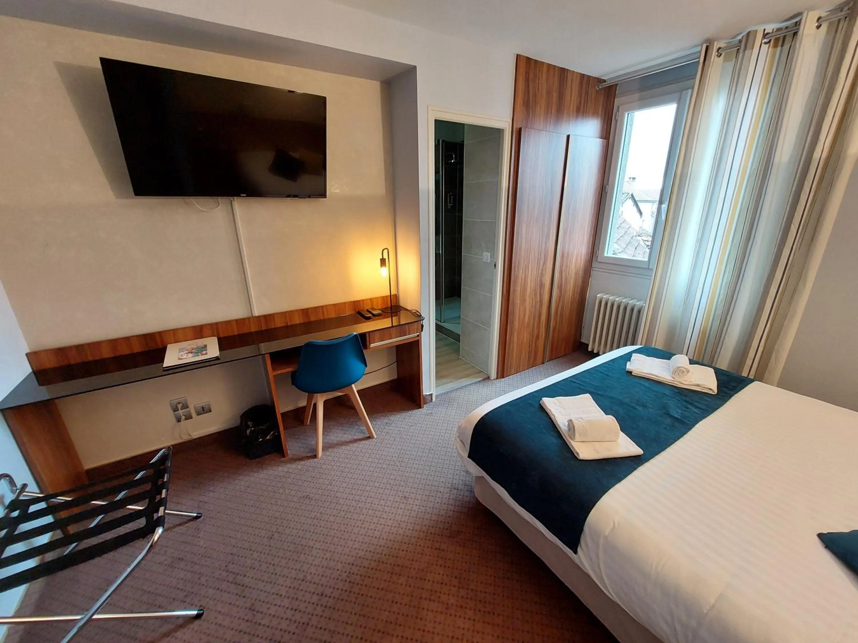 Bedroom, Bed in Logis Hôtels - Hôtel et Restaurant Le Lion d'Or