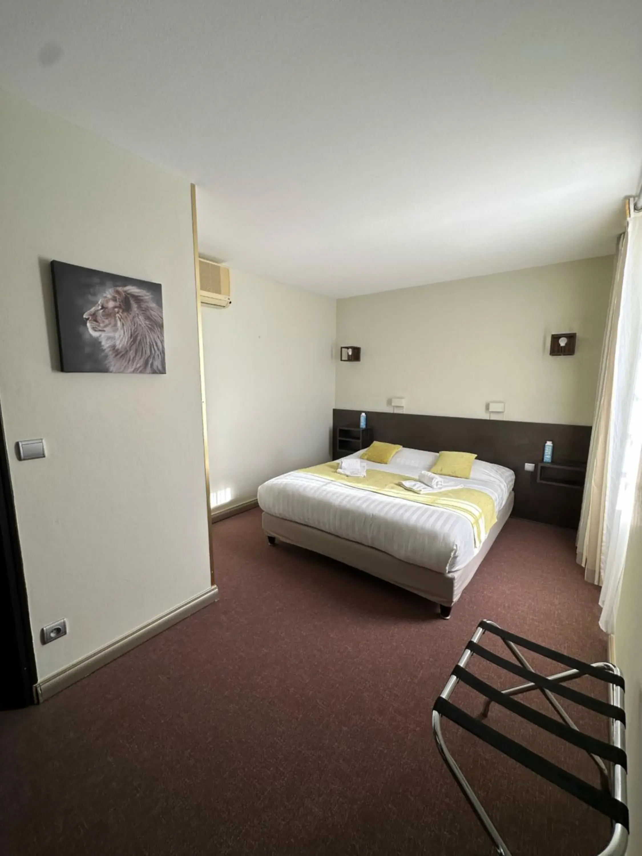 Bedroom, Bed in Logis Hôtels - Hôtel et Restaurant Le Lion d'Or Bedroom, Bed in Logis Hôtels - Hôtel et Restaurant Le Lion d'Or