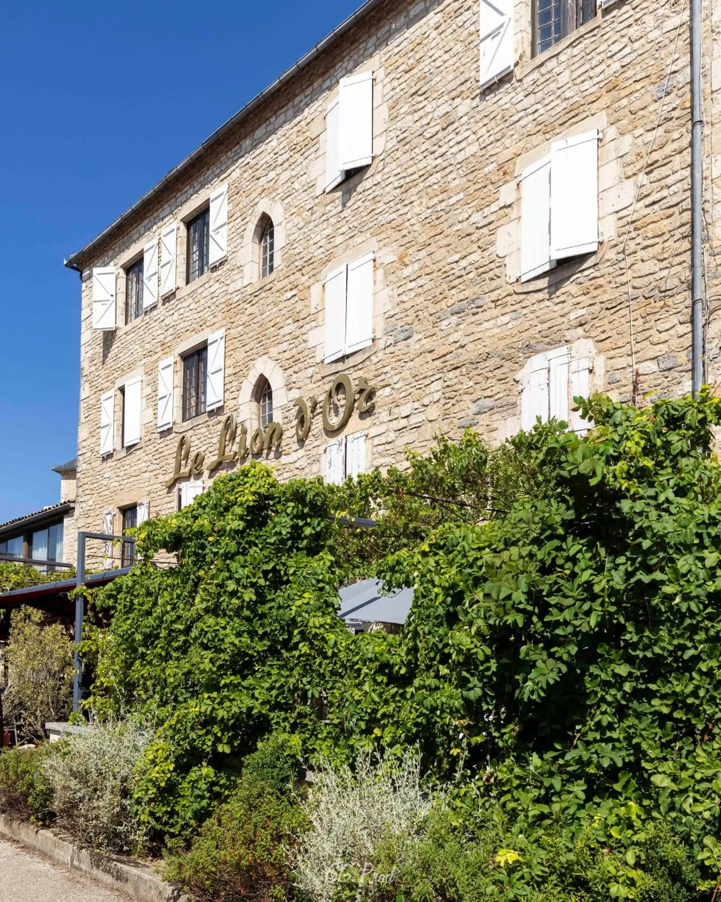 Property building in Logis Hôtels - Hôtel et Restaurant Le Lion d'Or Property building in Logis Hôtels - Hôtel et Restaurant Le Lion d'Or