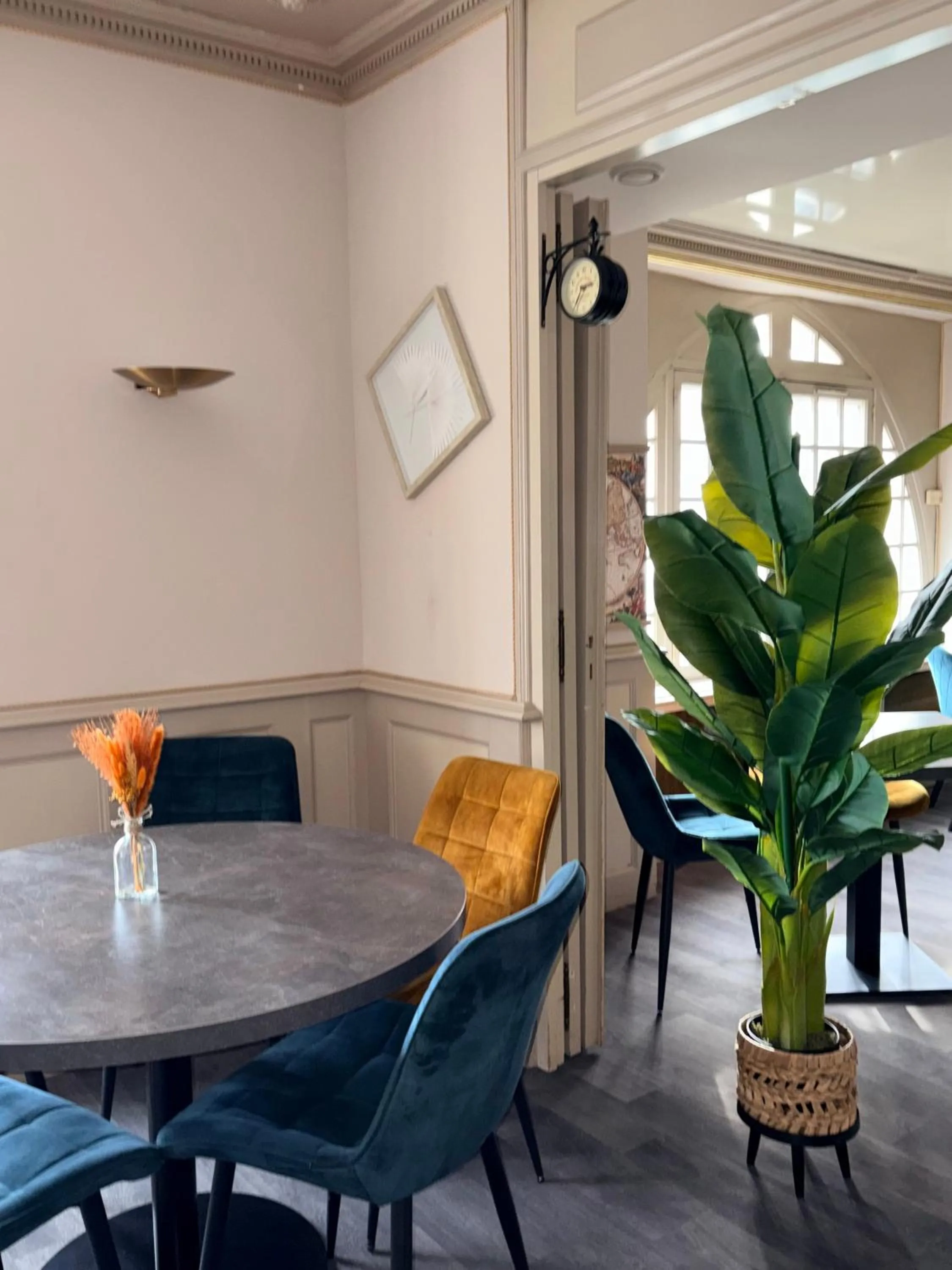 Restaurant/places to eat in Logis Hôtels - Hôtel et Restaurant Le Lion d'Or