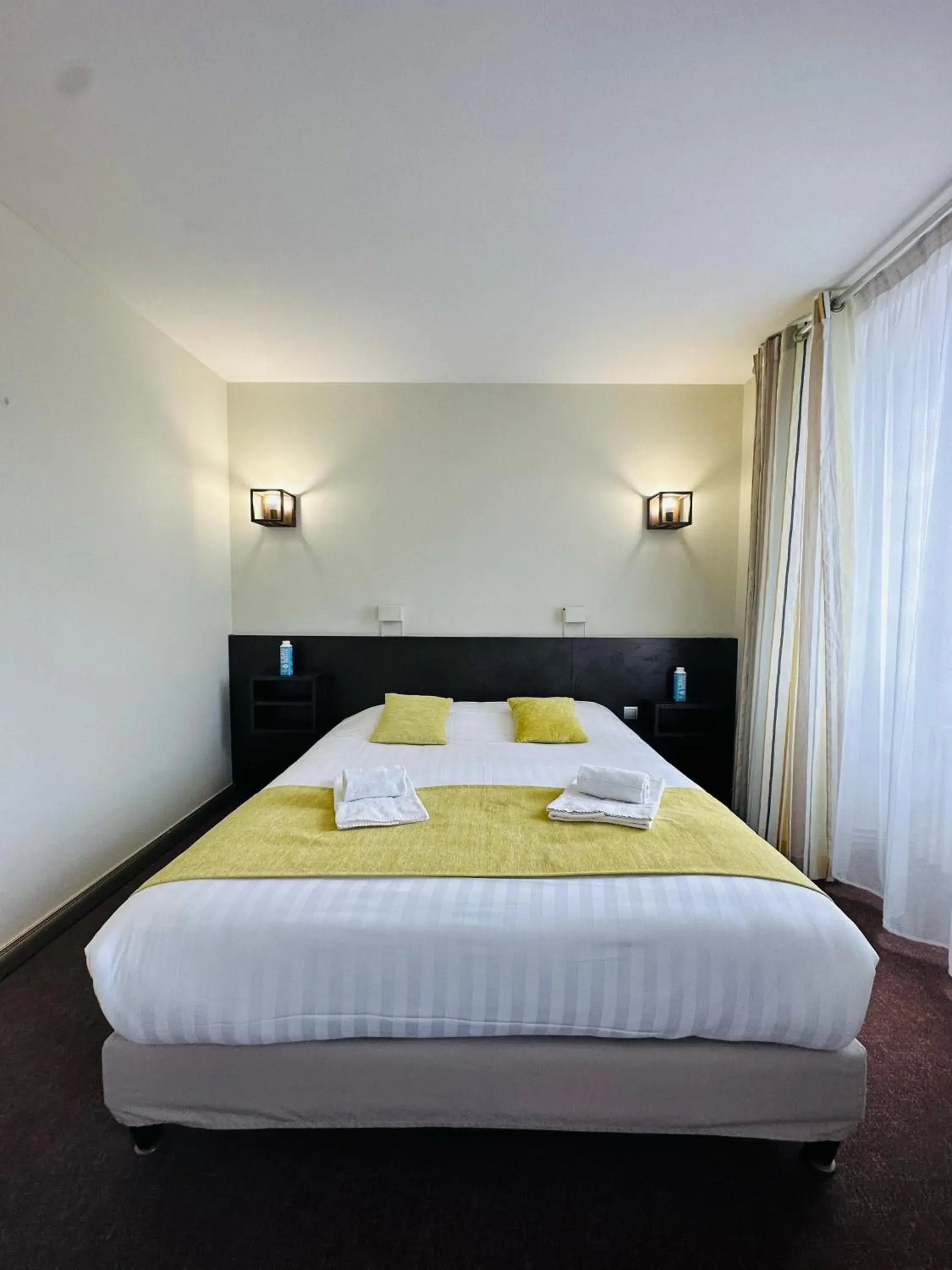 Bedroom, Bed in Logis Hôtels - Hôtel et Restaurant Le Lion d'Or Bedroom, Bed in Logis Hôtels - Hôtel et Restaurant Le Lion d'Or