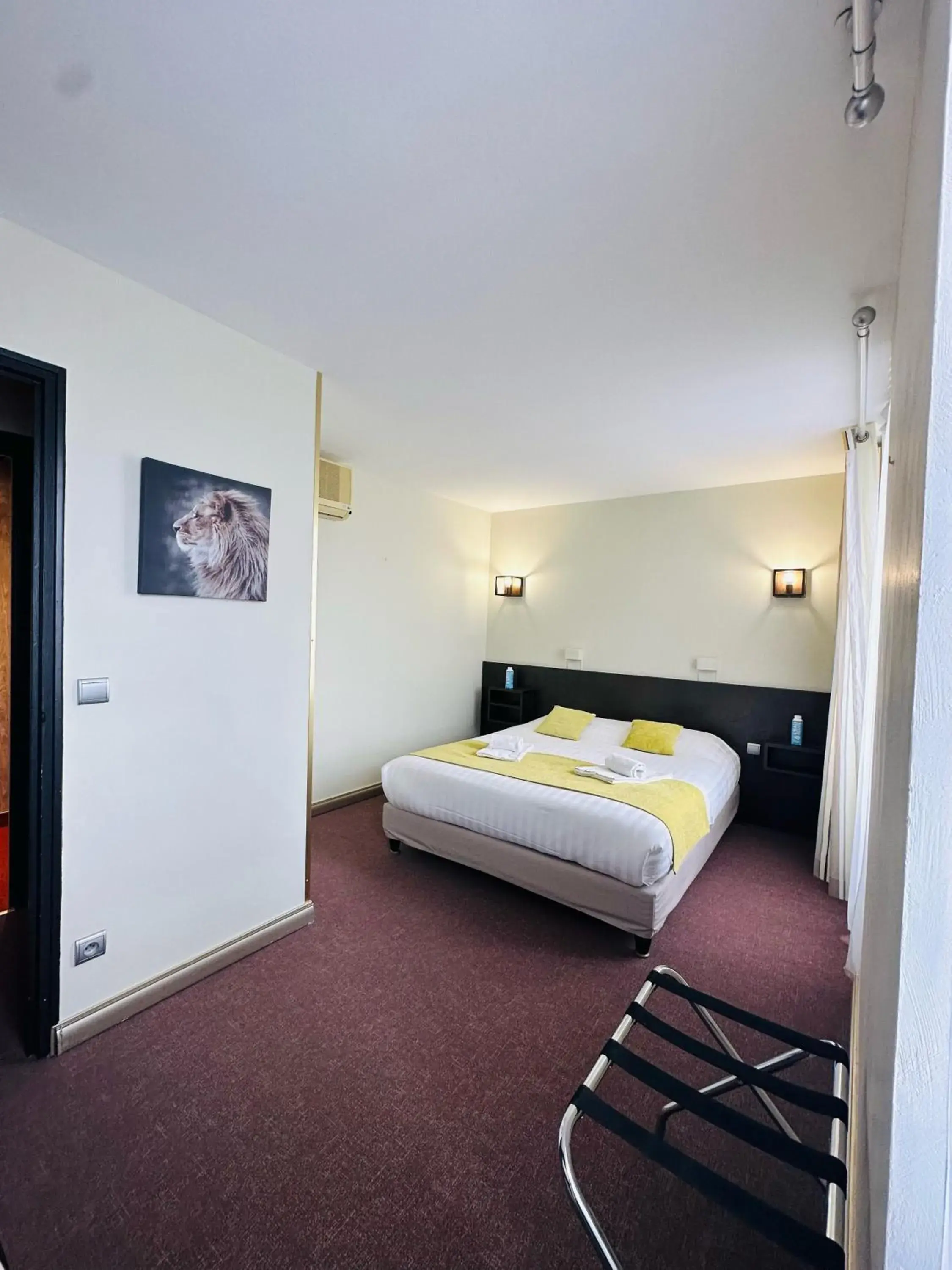 Bedroom, Bed in Logis Hôtels - Hôtel et Restaurant Le Lion d'Or Bedroom, Bed in Logis Hôtels - Hôtel et Restaurant Le Lion d'Or