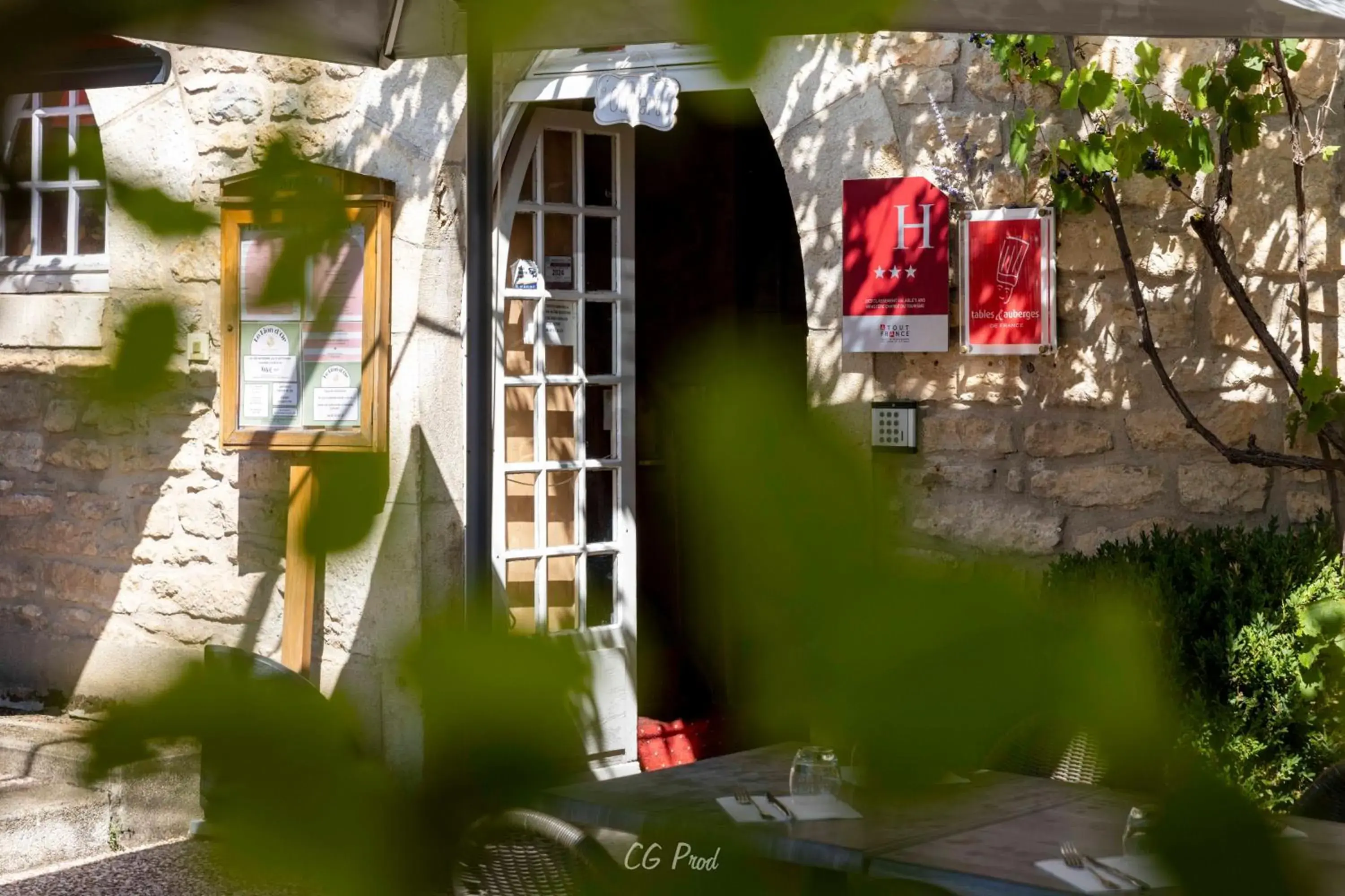 Property building in Logis Hôtels - Hôtel et Restaurant Le Lion d'Or Property building in Logis Hôtels - Hôtel et Restaurant Le Lion d'Or