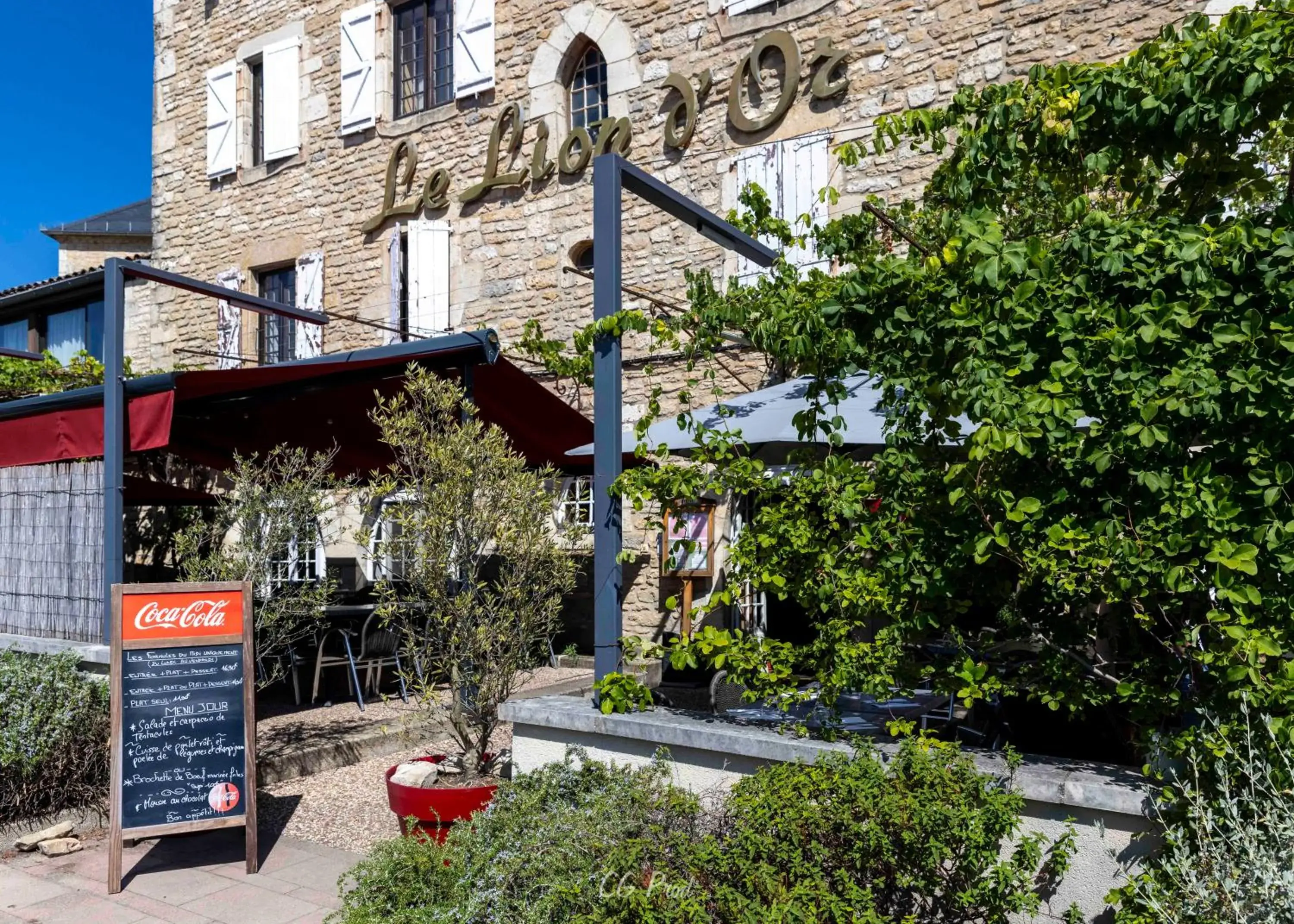 Property building in Logis Hôtels - Hôtel et Restaurant Le Lion d'Or Property building in Logis Hôtels - Hôtel et Restaurant Le Lion d'Or