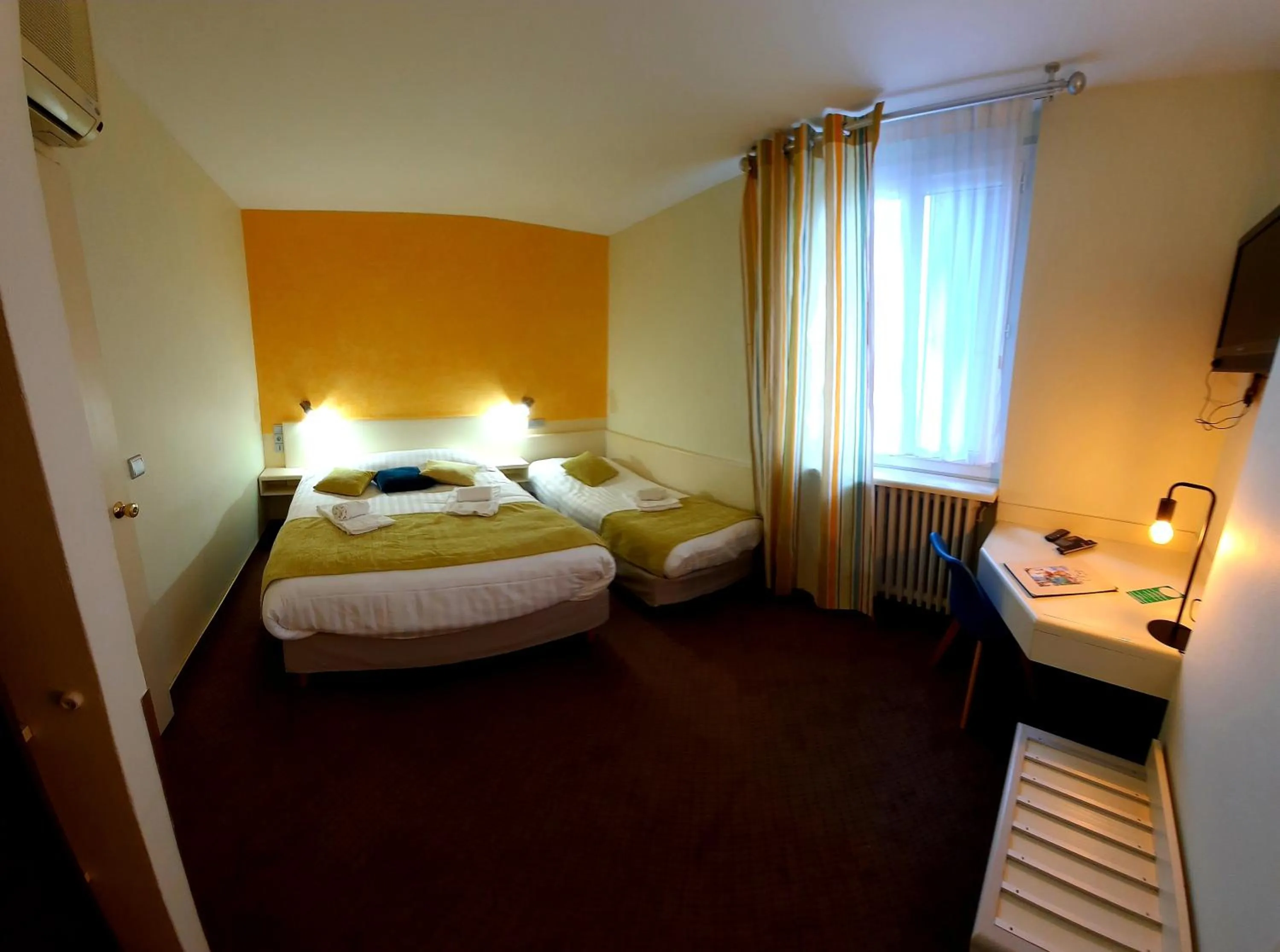 Photo of the whole room, Bed in Logis Hôtels - Hôtel et Restaurant Le Lion d'Or