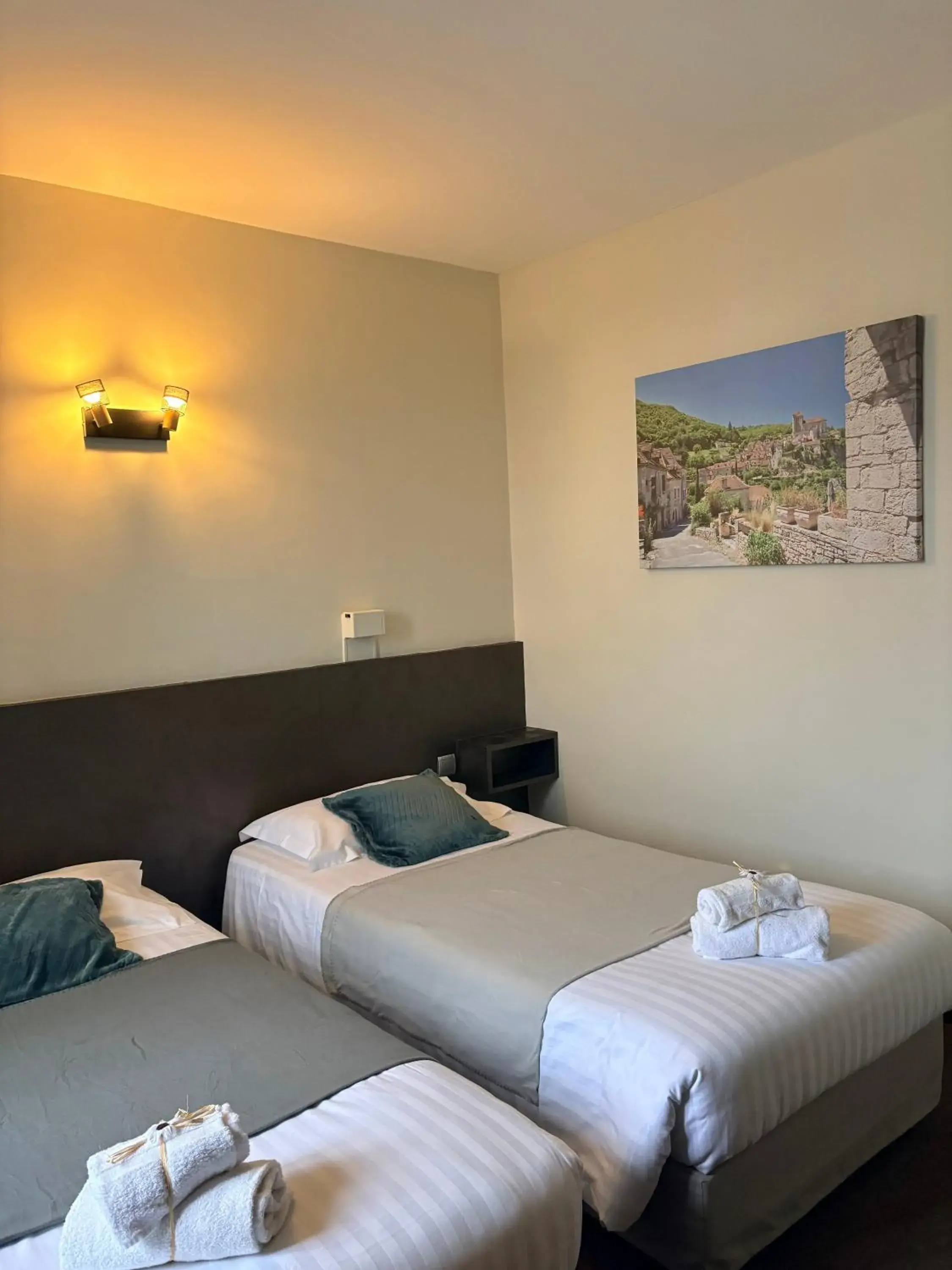 Bed in Logis Hôtels - Hôtel et Restaurant Le Lion d'Or Bed in Logis Hôtels - Hôtel et Restaurant Le Lion d'Or