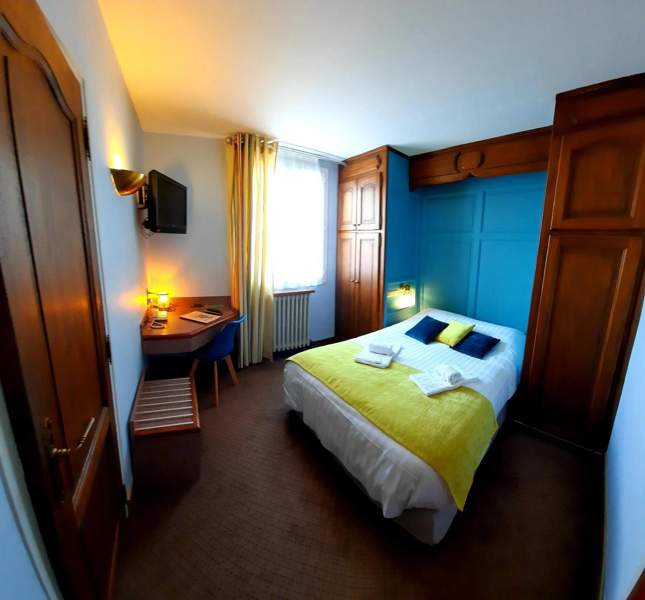Photo of the whole room, Bed in Logis Hôtels - Hôtel et Restaurant Le Lion d'Or
