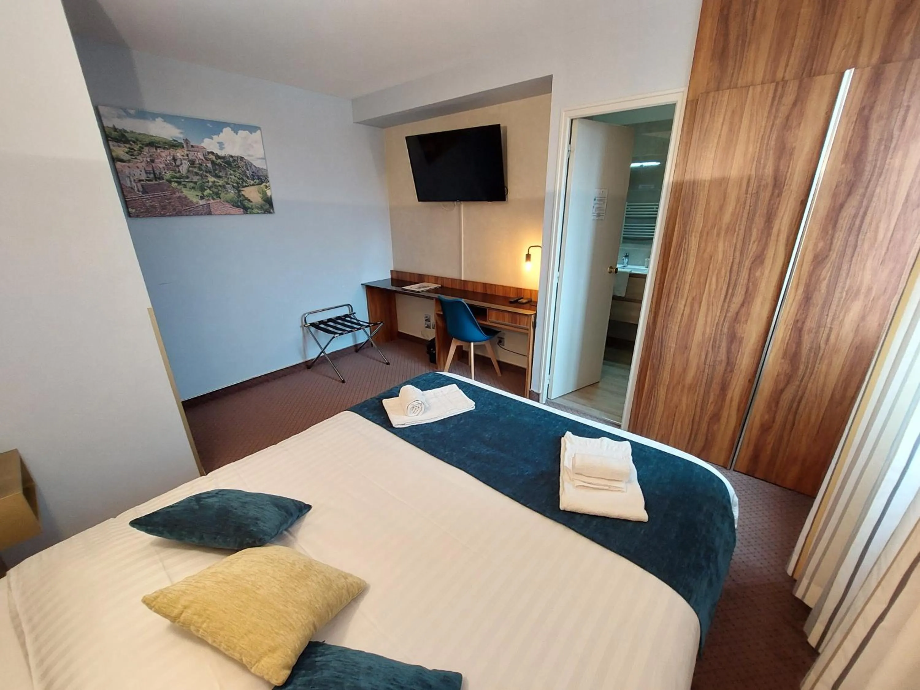 Bedroom, Bed in Logis Hôtels - Hôtel et Restaurant Le Lion d'Or