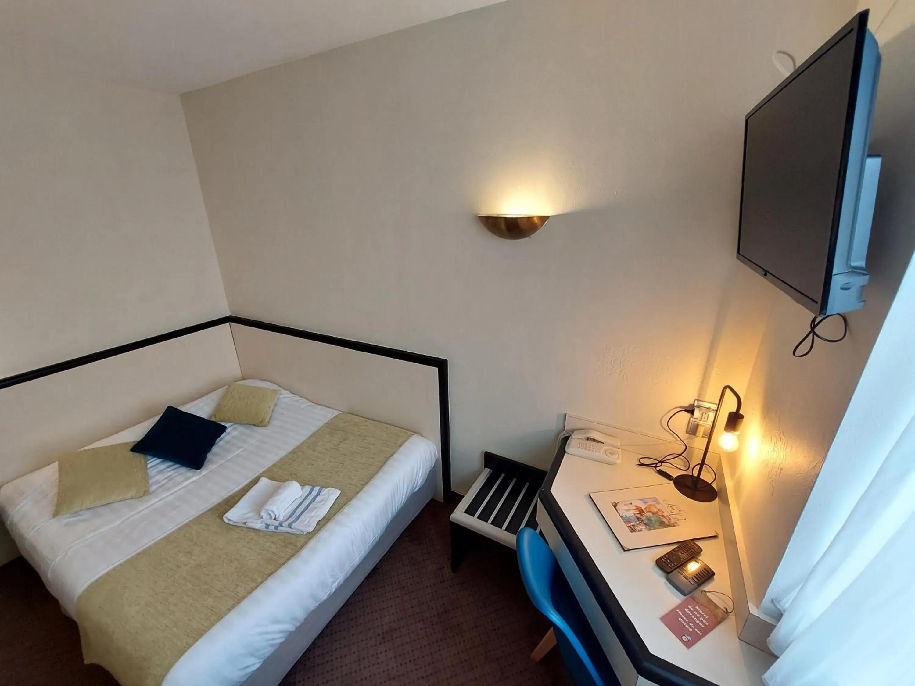 Photo of the whole room, Bed in Logis Hôtels - Hôtel et Restaurant Le Lion d'Or Photo of the whole room, Bed in Logis Hôtels - Hôtel et Restaurant Le Lion d'Or