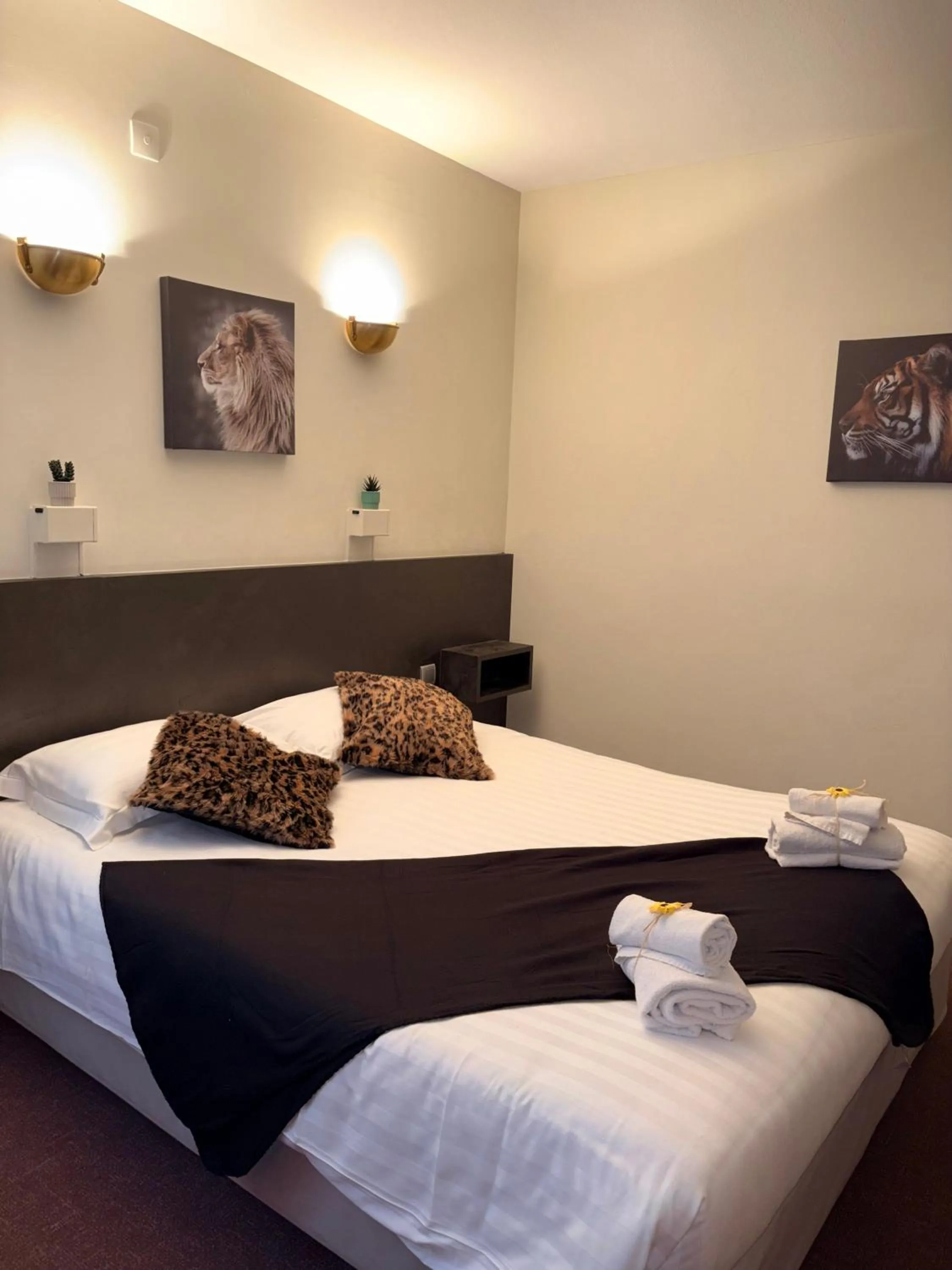 Bed in Logis Hôtels - Hôtel et Restaurant Le Lion d'Or