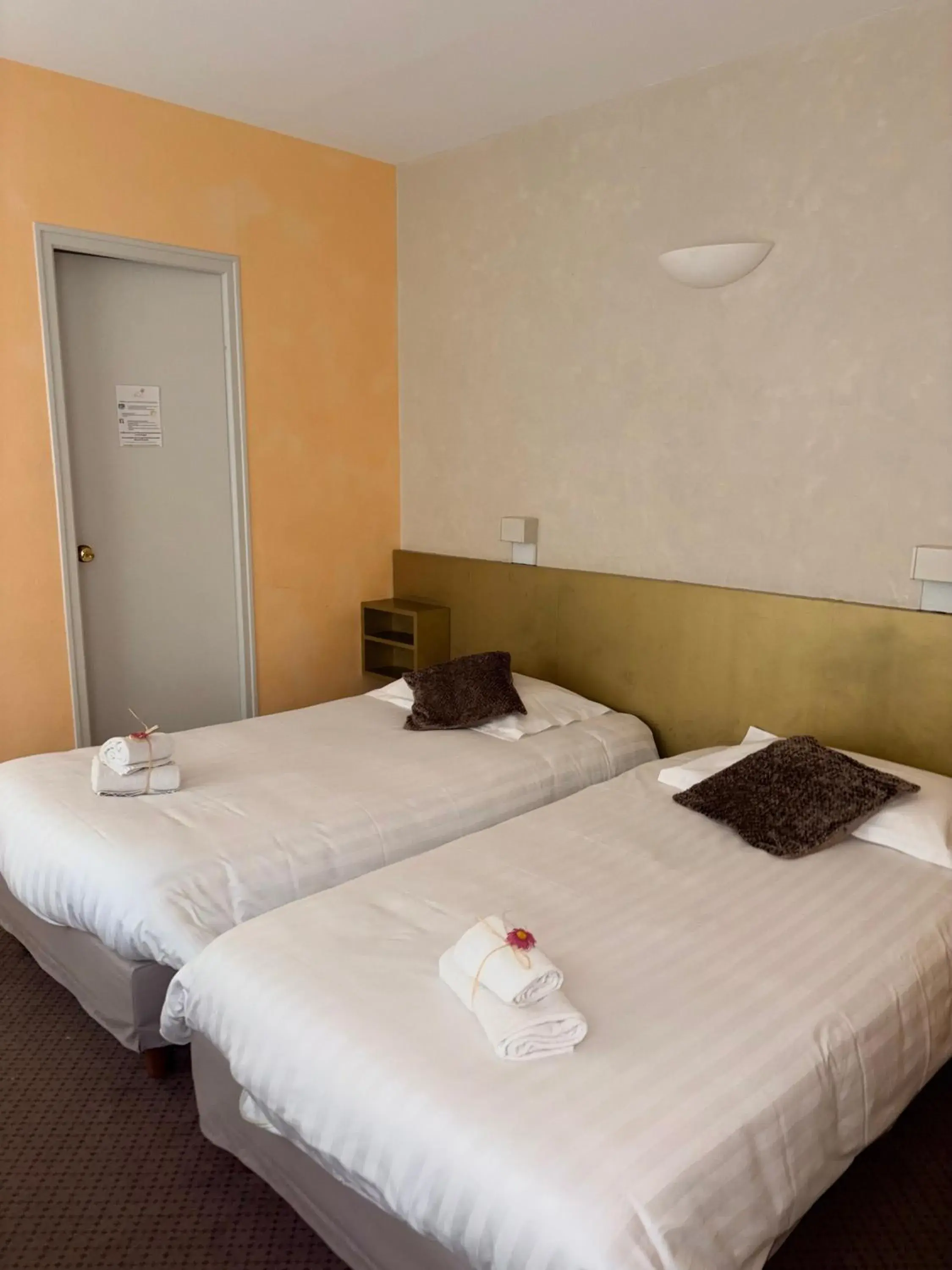 Bed in Logis Hôtels - Hôtel et Restaurant Le Lion d'Or Bed in Logis Hôtels - Hôtel et Restaurant Le Lion d'Or