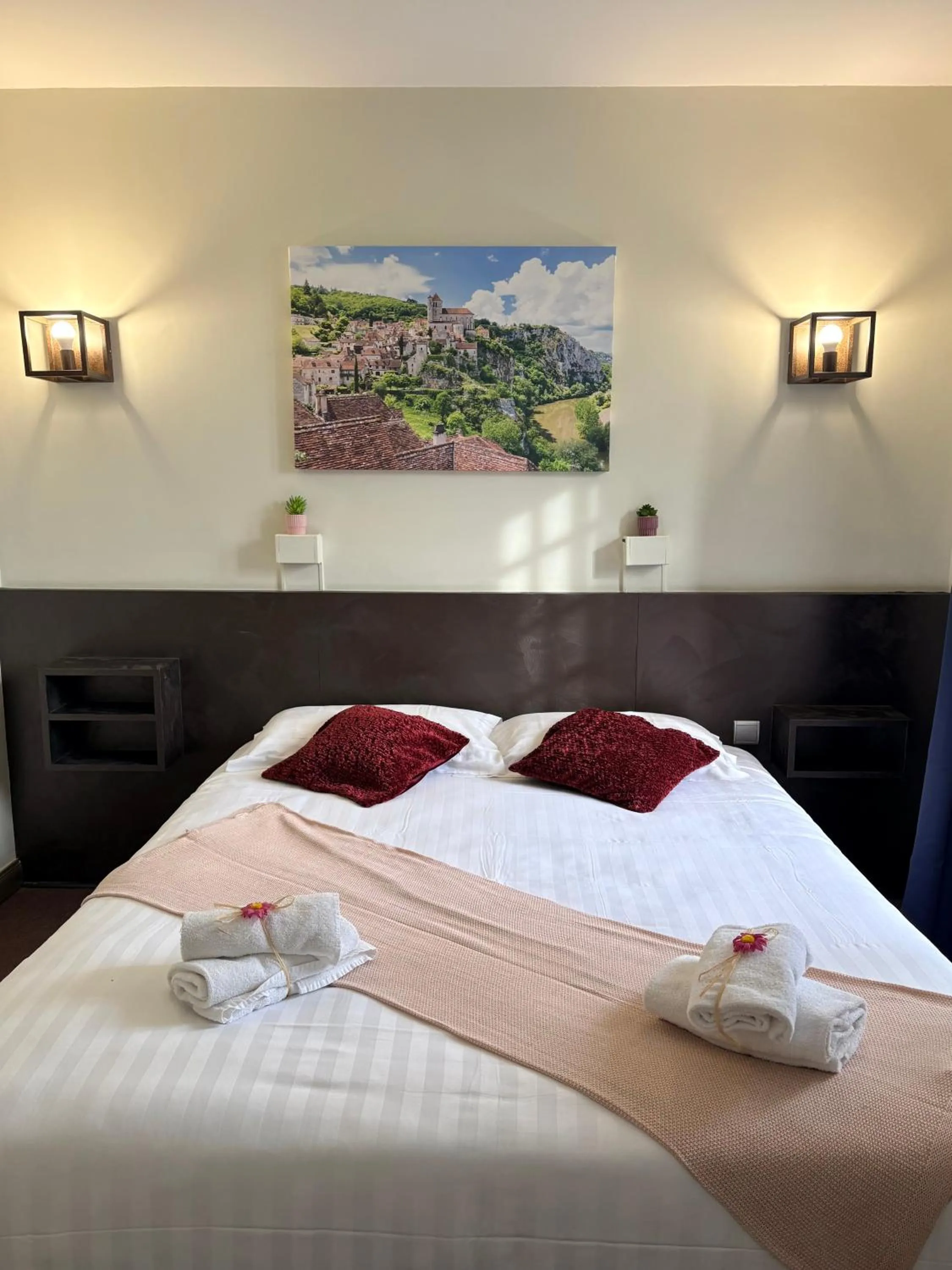 Bed in Logis Hôtels - Hôtel et Restaurant Le Lion d'Or