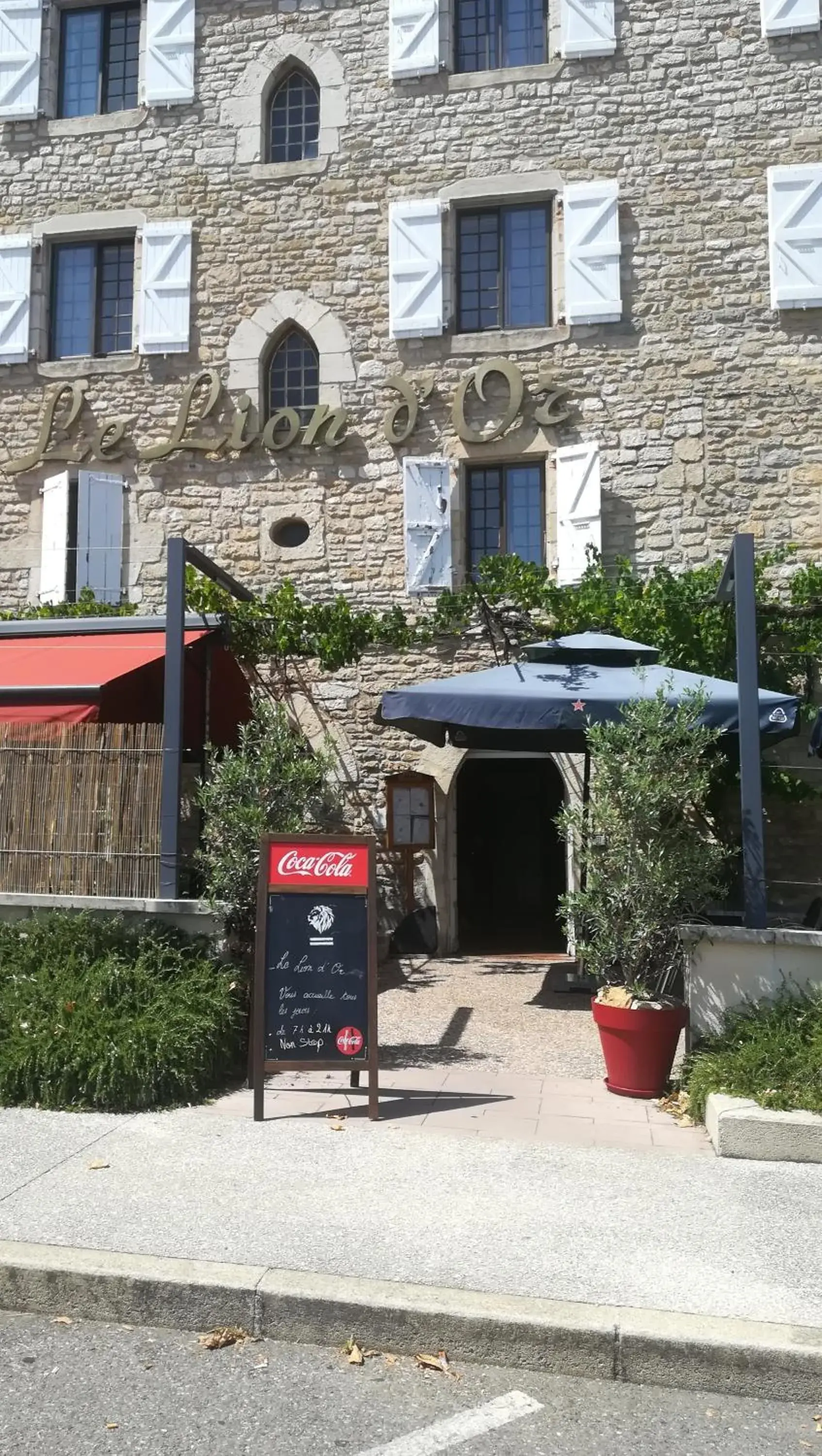 Facade/entrance in Logis Hôtels - Hôtel et Restaurant Le Lion d'Or Facade/entrance in Logis Hôtels - Hôtel et Restaurant Le Lion d'Or
