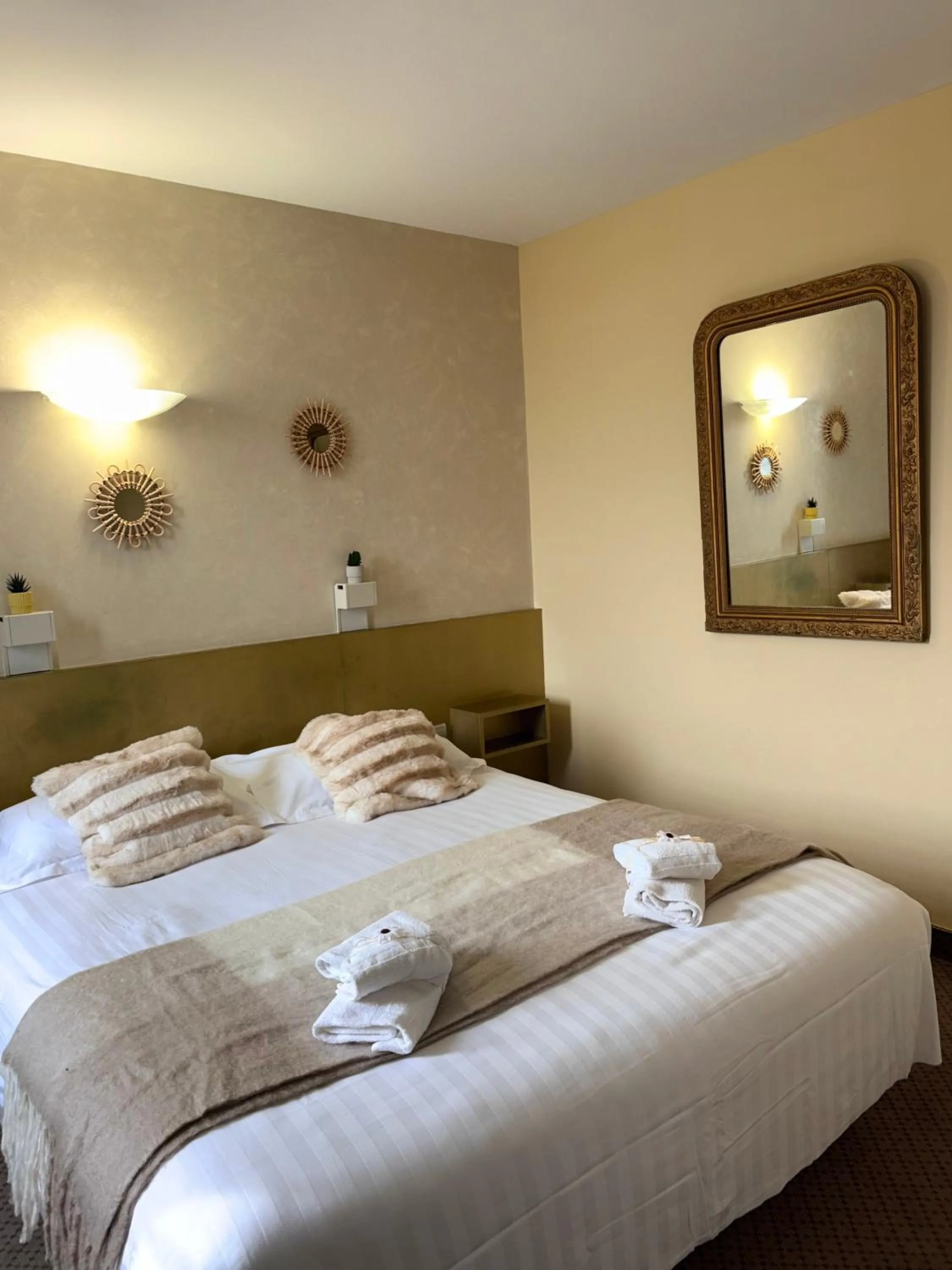 Bed in Logis Hôtels - Hôtel et Restaurant Le Lion d'Or